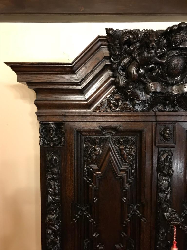 Arts and Crafts Armoire à deux portes en chêne Fourseasons de Gdansk de 1900 en vente