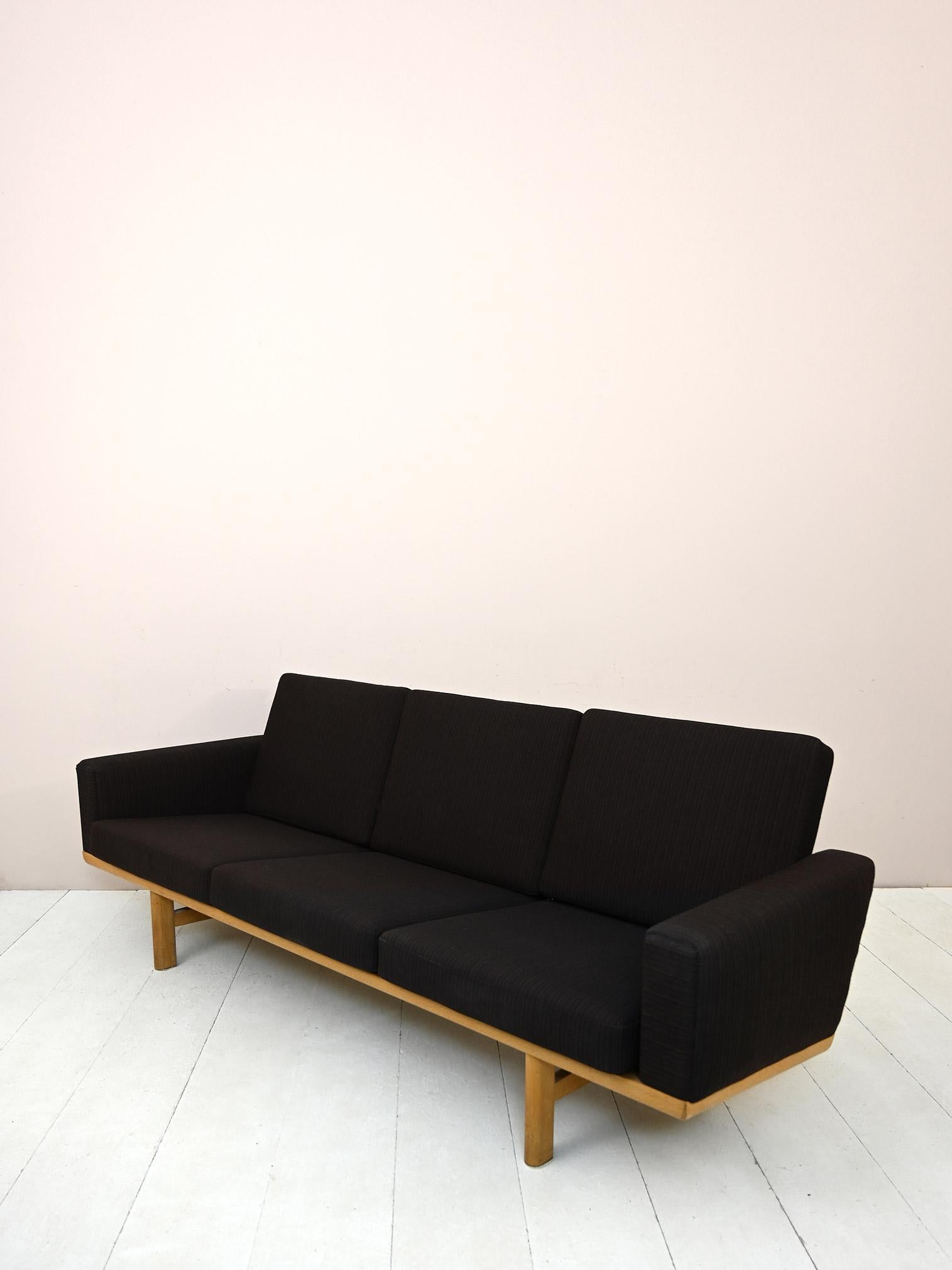 GE-236 3-Seater Sofa by Hans Wegner In Good Condition In Brescia, IT