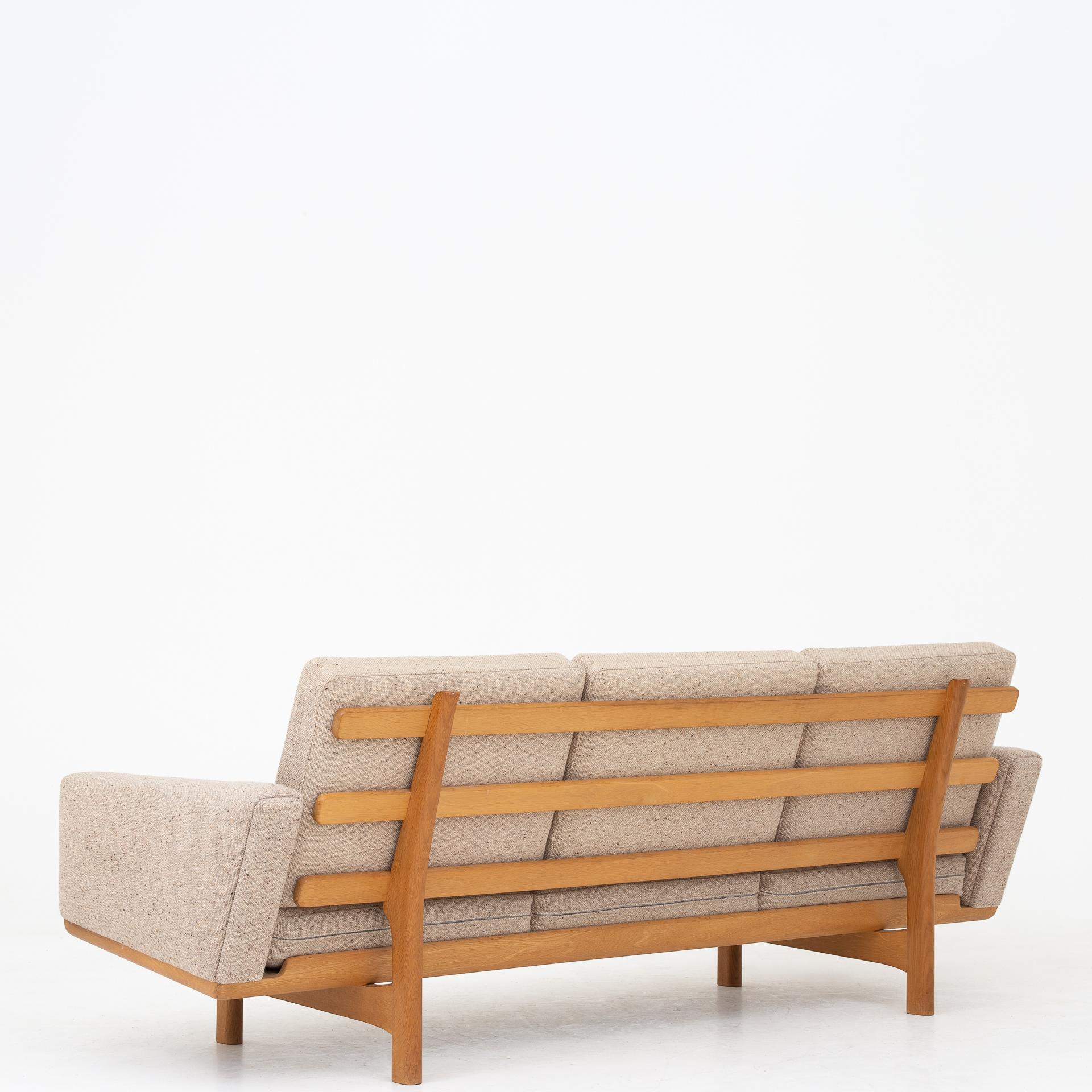 GE 236/3, 3-seat sofa in patinated oak and with cushions in light textile. Maker GETAMA.