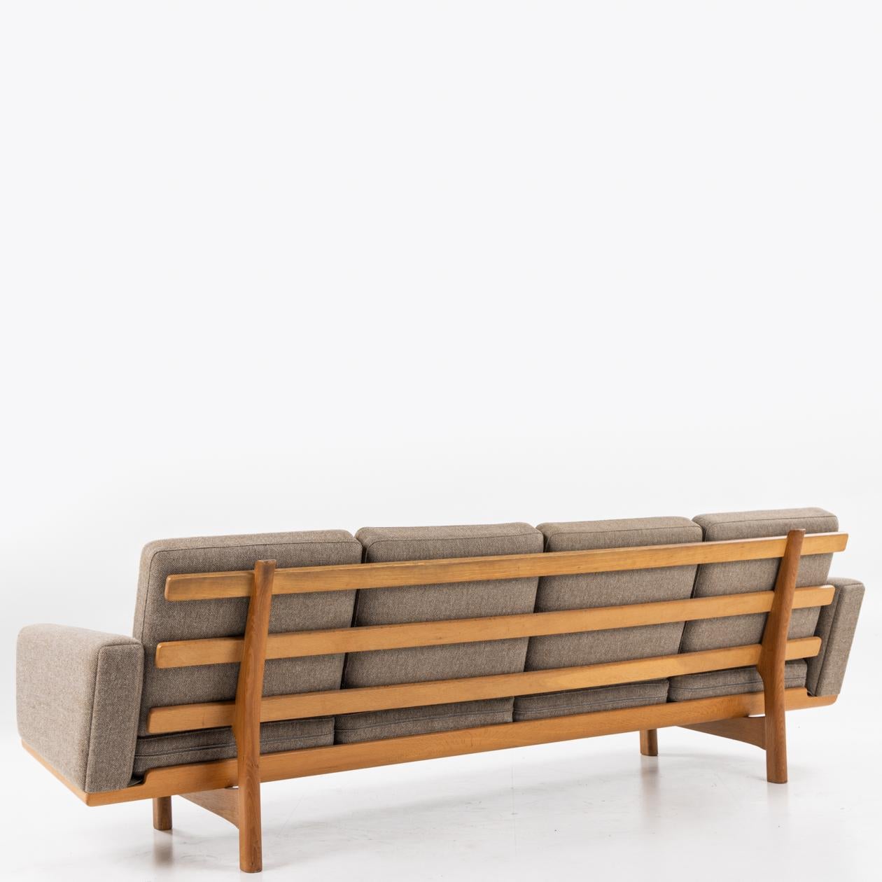 GE 236/4 - 4-seater sofa with frame in patinated oak and cushions in grey/brown textile. Hans J. Wegner / Getama
