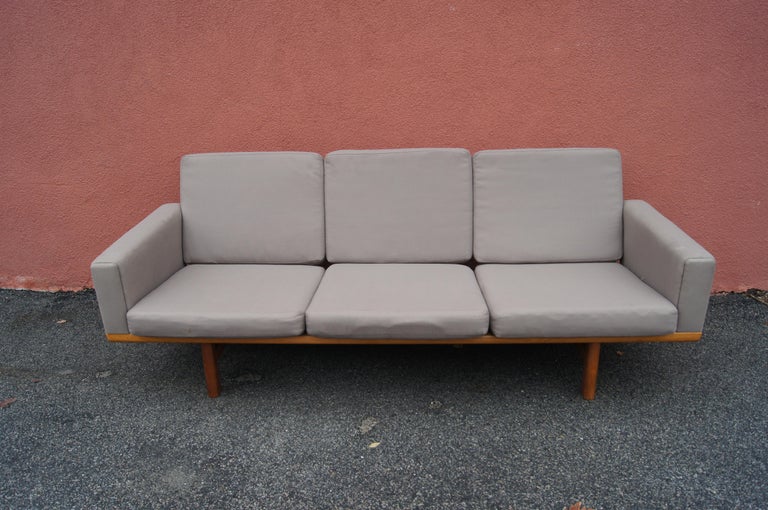 Scandinavian Modern GE-236 Three-Seat Sofa by Hans Wegner for GETAMA For Sale