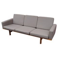 Dreisitzer-Sofa aus Eichenholz mit Rahmen, Modell GE-236, von Hans Wegner für GETAMA