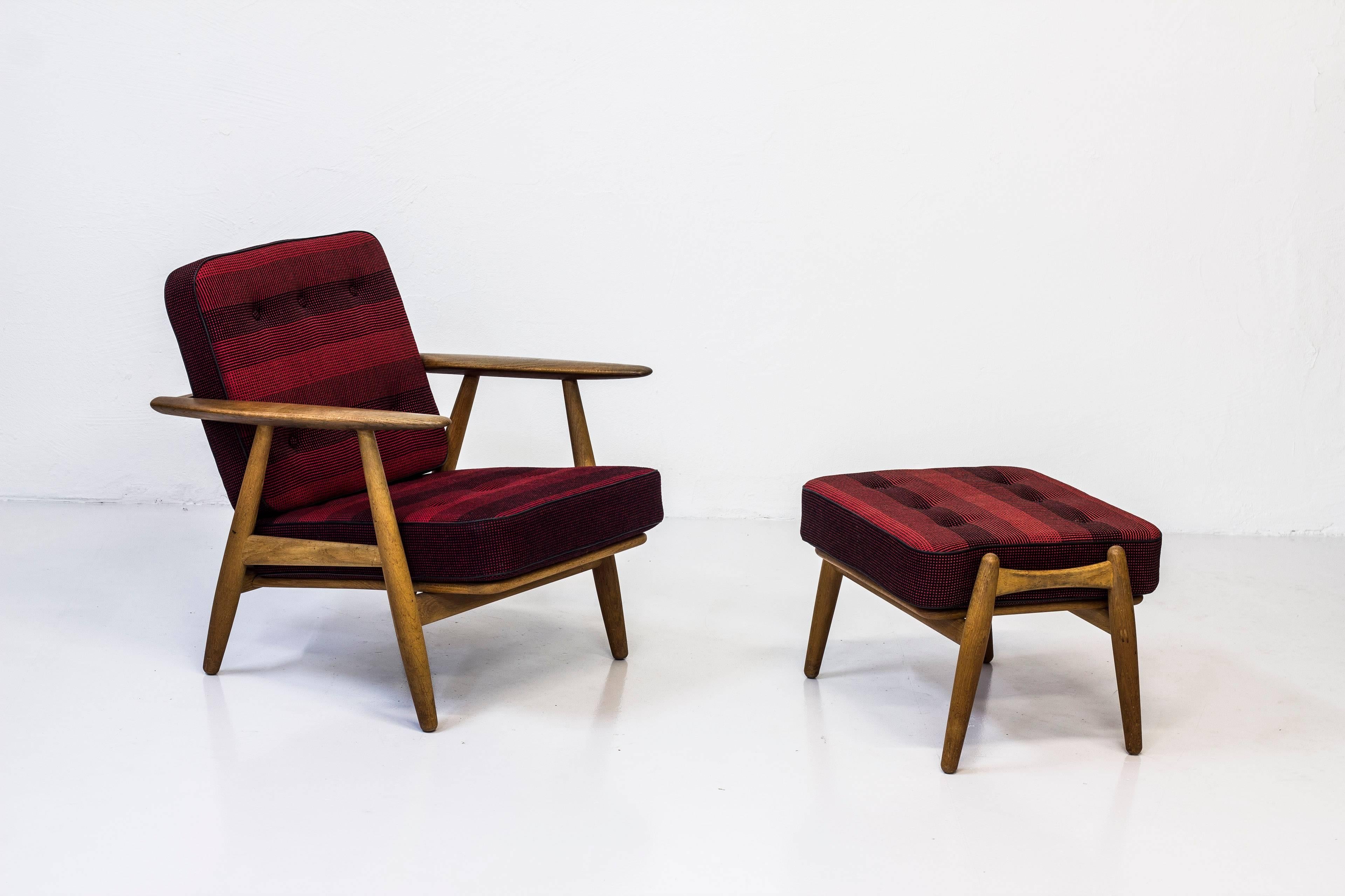 GE-240 Easy Chair and Ottoman by Hans J. Wegner In Excellent Condition In Hägersten, SE