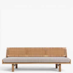 GE 258 - Sofá de roble patinado de Hans J. Wegner