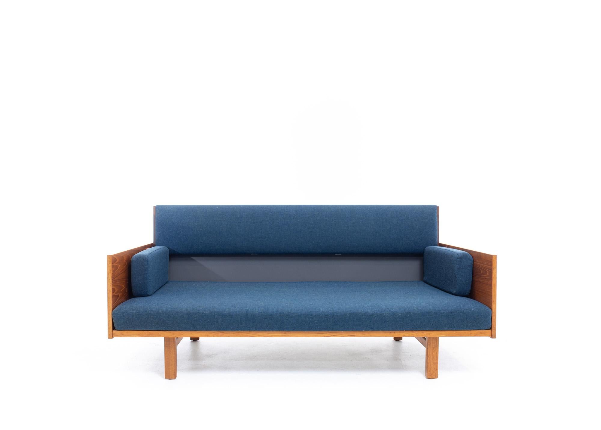 Das Teak GE-259 Adjustable Daybed/Sofa von Hans Wegner für Getama ist ein atemberaubendes modernes Möbelstück aus der Mitte des Jahrhunderts, das Stil und Vielseitigkeit vereint.

Dieses moderne Daybed/Sofa aus der Mitte des Jahrhunderts ist aus