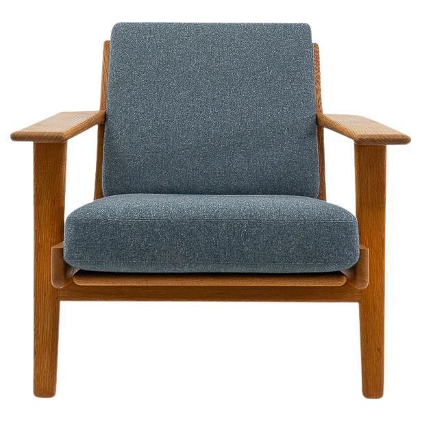 One of the most recognized designs by Hans Wegner and probably the whole danish Mid-Century Modern period is the GE 290 sofa and arm chair produced by Getama. The 290 series is most recognized by it strong and long “iron board style” armrests and