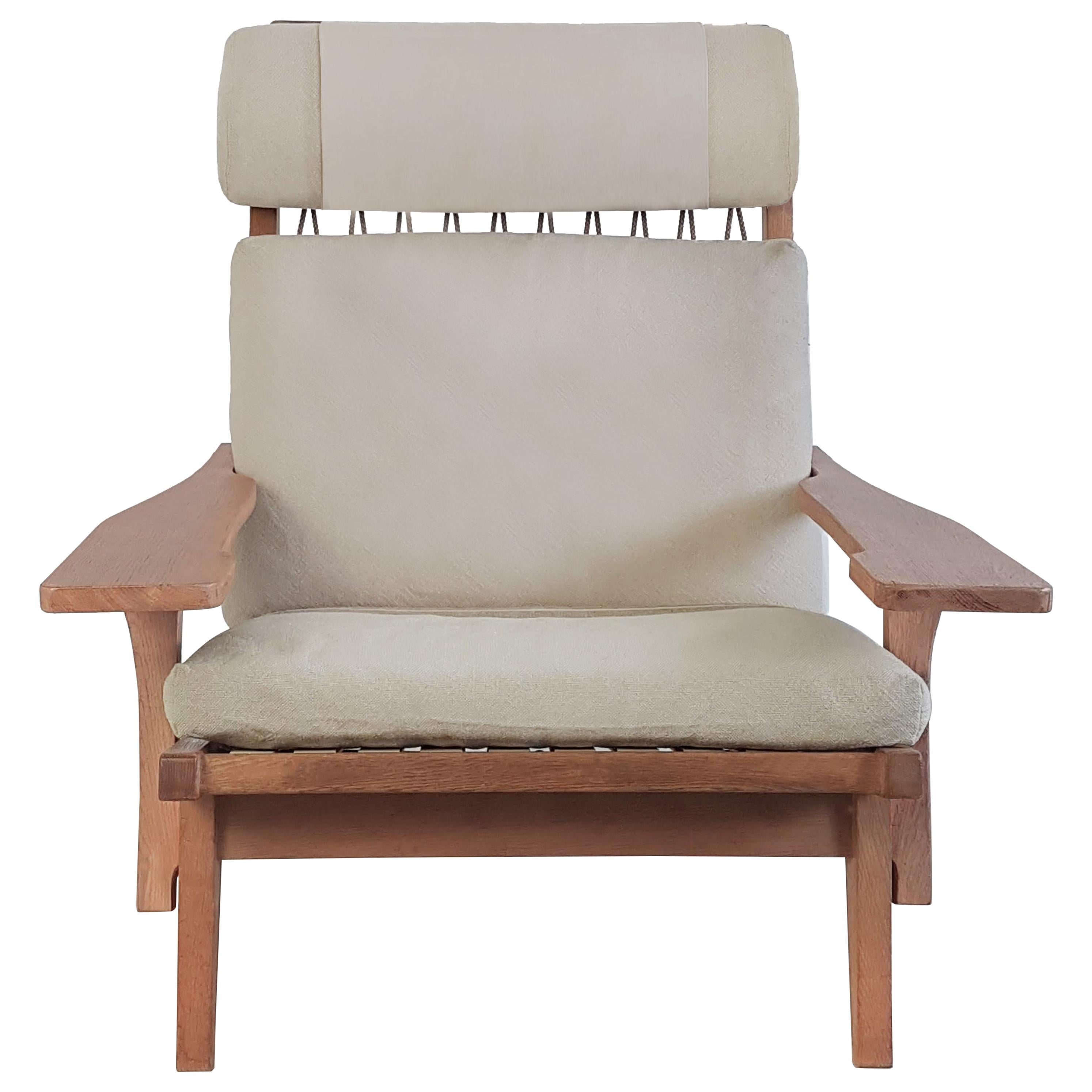 Wegner armchair, model GE-375. Made from oak, loose cushions covered with new Havana linen fabric color cement. With round original elastic webbing. This special edition is very rare to find. Almost a one of a kind.
Measures: H. 98, B. 87, D. 82 cm.