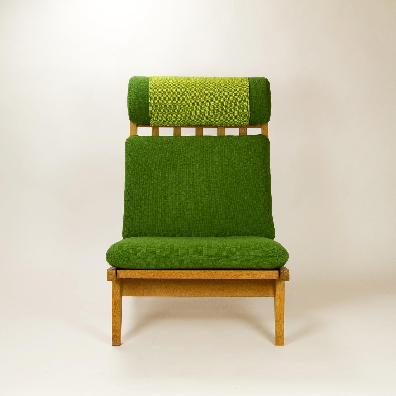 GE 375 side chair in oak and new Kvadrat Hallingdal 65 contrasting green upholstery. New Pirelli webbing under the seats. Hallingdal 65 color references are 960 and 980. Please contact us if you would like to discuss upholstery options.