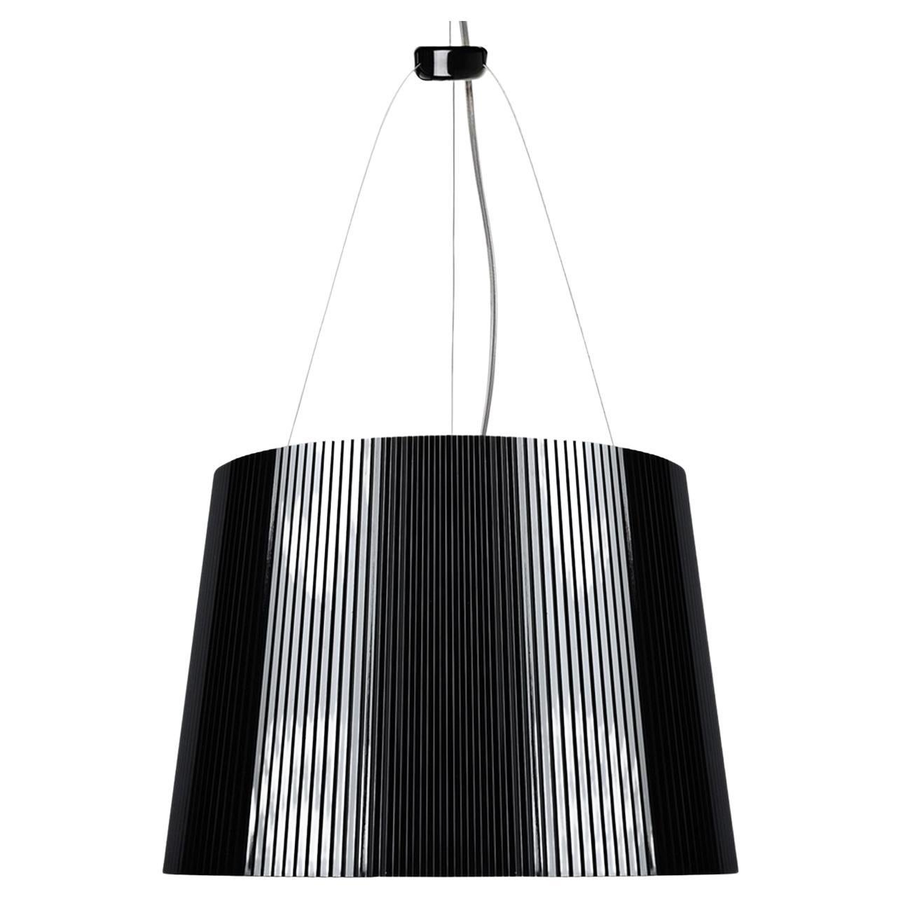 Gè è una lampada a sospensione fissata al soffitto con un rosone decorato che ricorda gli antichi lampadari veneziani. Viene fornito con un paralume plissettato di 37 cm di diametro. Il cavo può essere regolato in altezza da 45 a 230 cm.
      