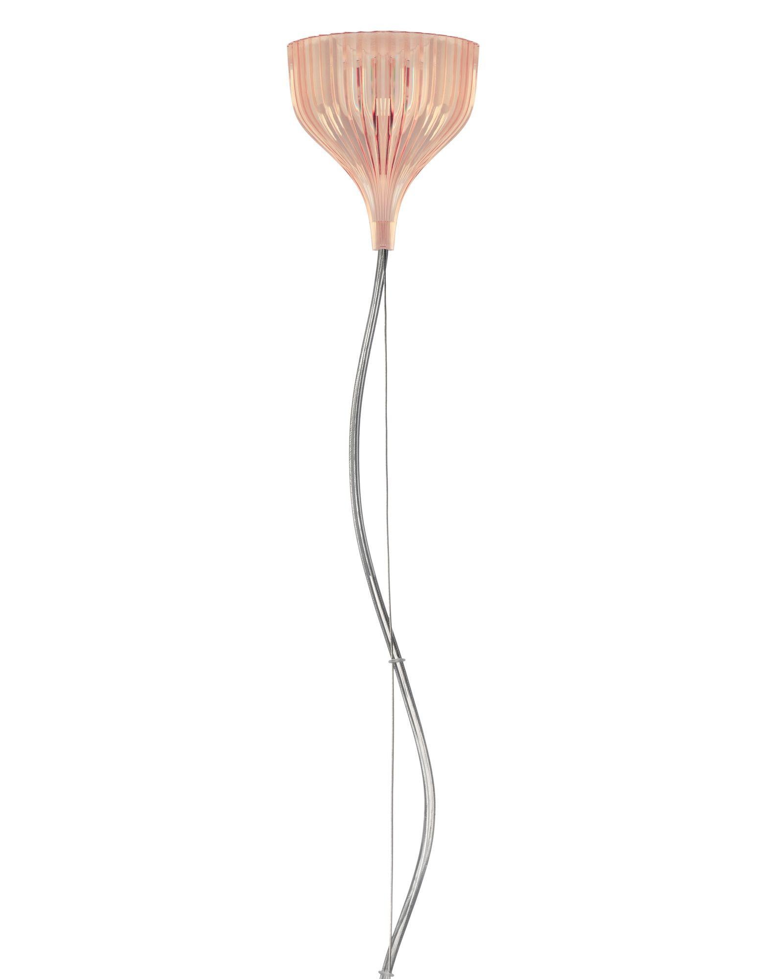 Le Gè est une lampe à suspension fixée au plafond avec une rosette décorée qui rappelle les anciens lustres vénitiens. Il est livré avec un abat-jour plissé de 37 cm de diamètre. Le câble est réglable en hauteur de 45 à 230 cm.
