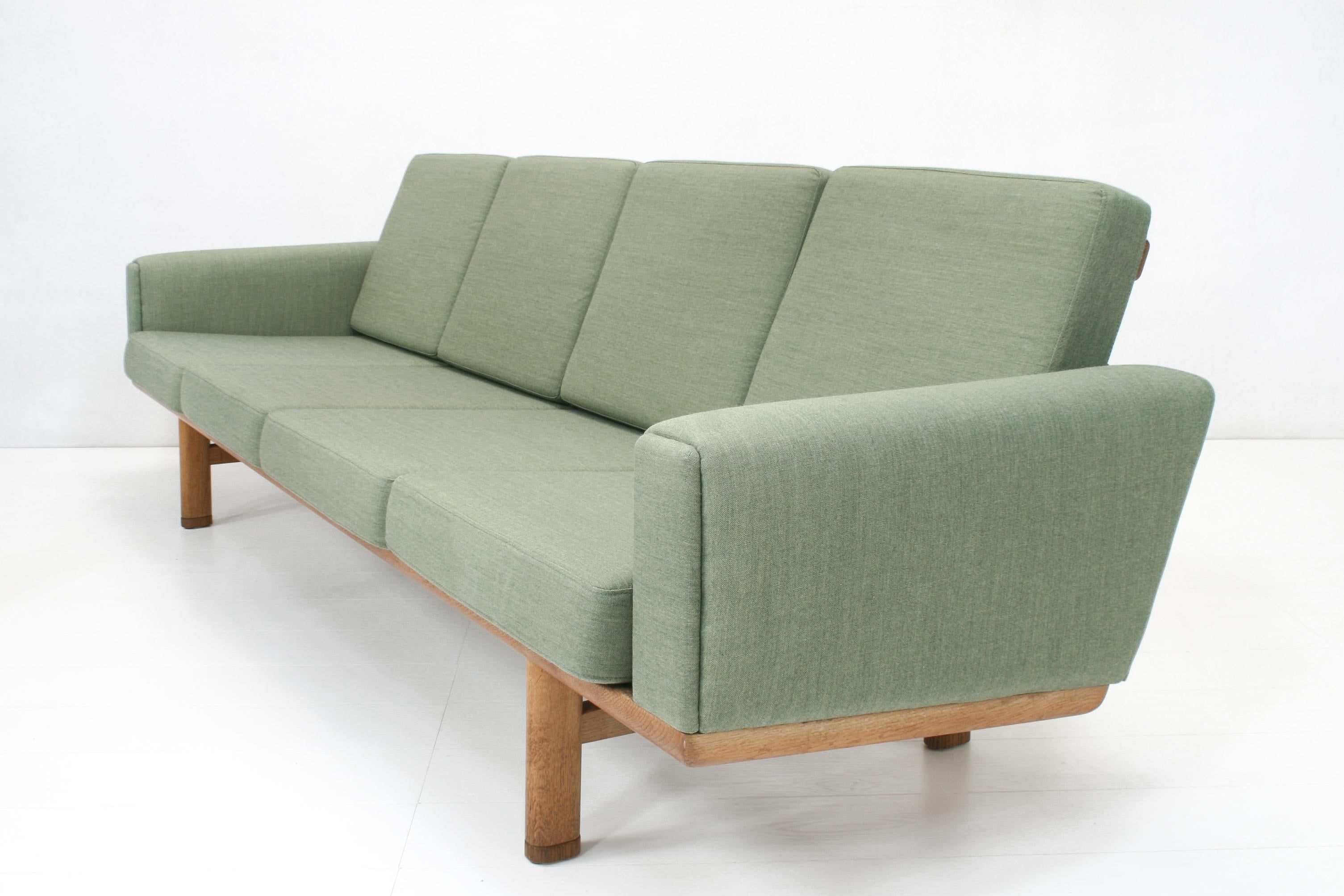 GE236/4 Sofa by Hans J. Wegner for Getama In Good Condition For Sale In Izegem, VWV
