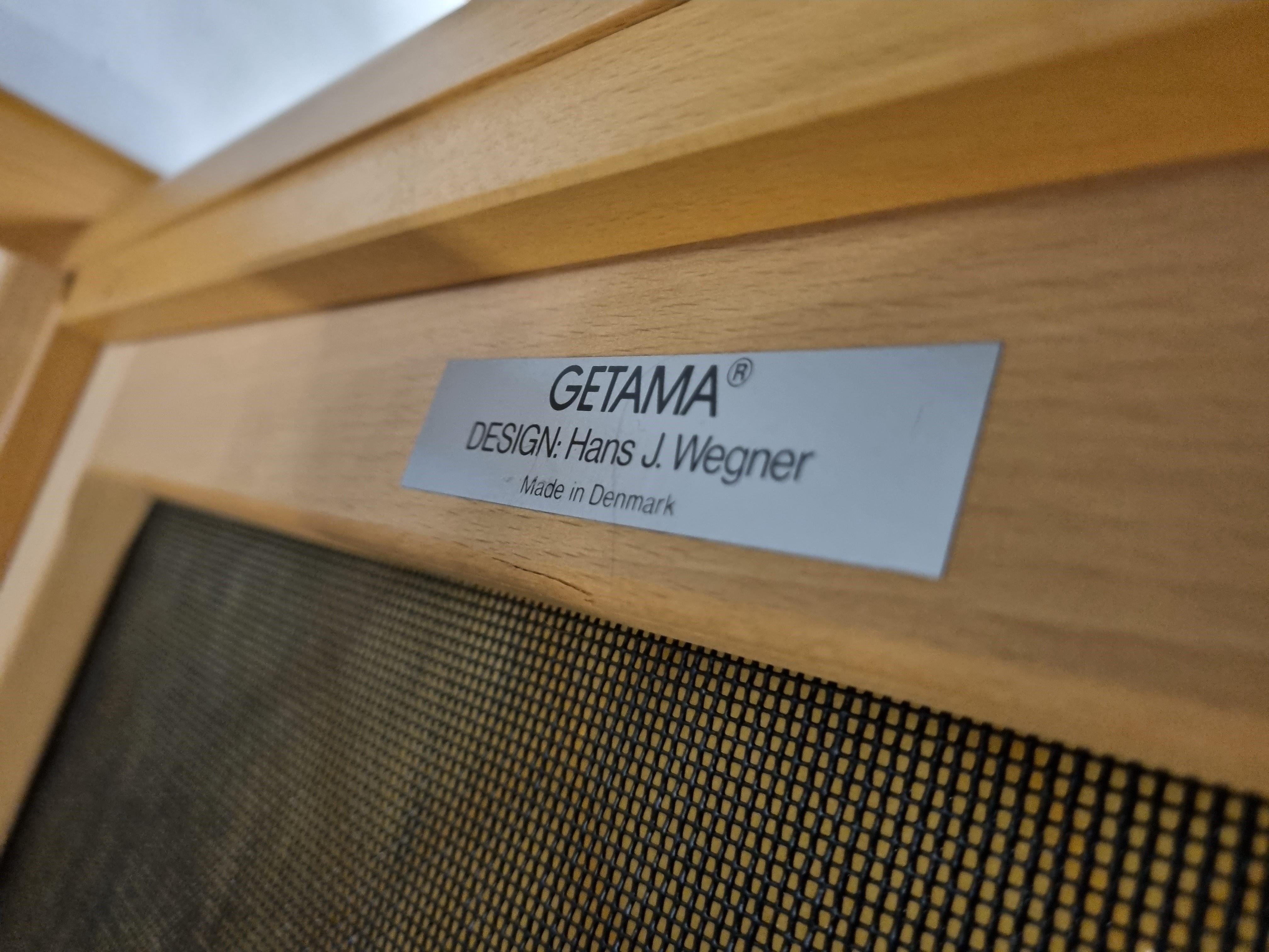 Seltenes modulares Sofa, entworfen von einem der besten Designer der Jahrhundertmitte, Hans J. Wegner, für Getama.
Modell GE 280.

Das modulare Sofa besteht aus einem schönen Bugholzrahmen aus Eiche mit schönen blauen Kissen.

Der Satz besteht