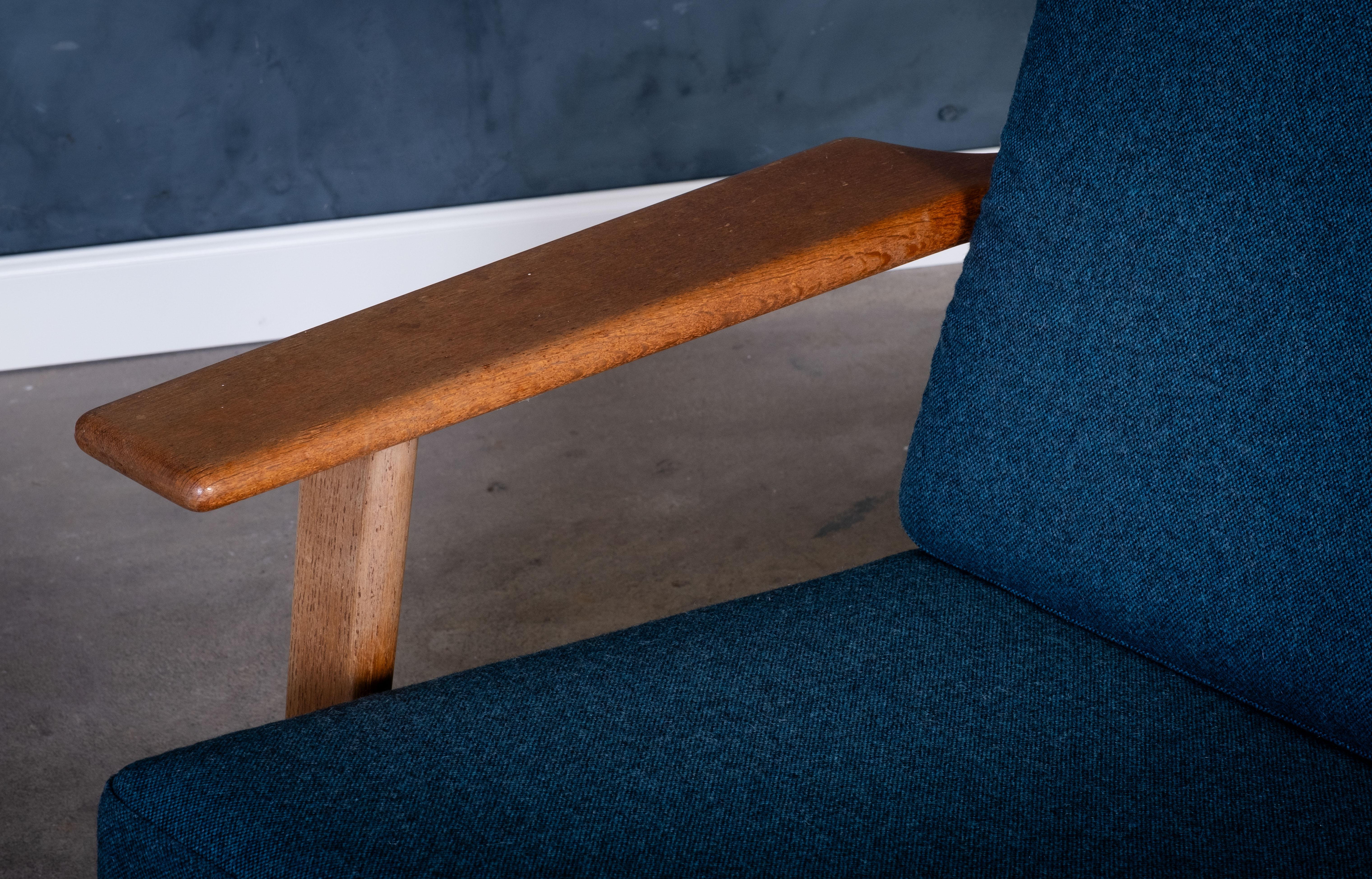 GE290 Dreisitziges Sofa in Eiche von Hans J. Wegner für Getama, 1960er Jahre (Stoff) im Angebot