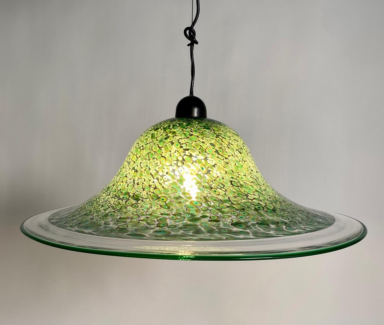 Illuminez votre espace avec l'élégance enchanteresse de la lampe suspendue verte originale de Murano, la 