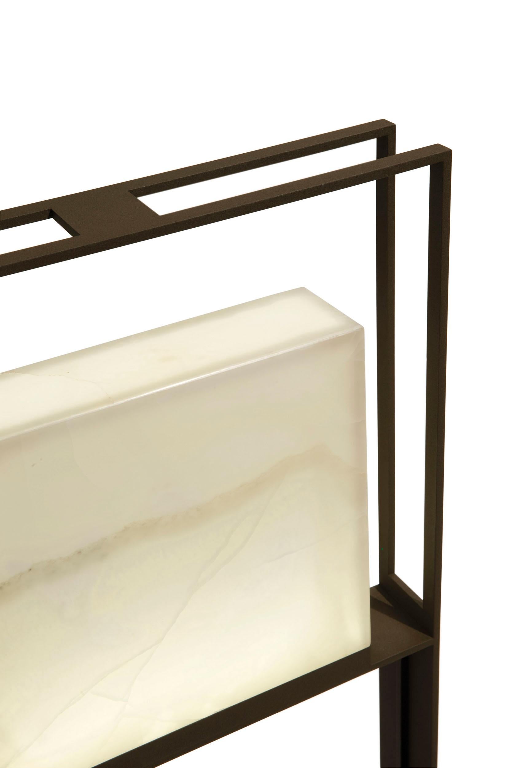 Lampada da terra e da tavolo con la struttura in acciaio inox protetto, verniciato a polvere color carruba.
Il diffusore è in onice.

