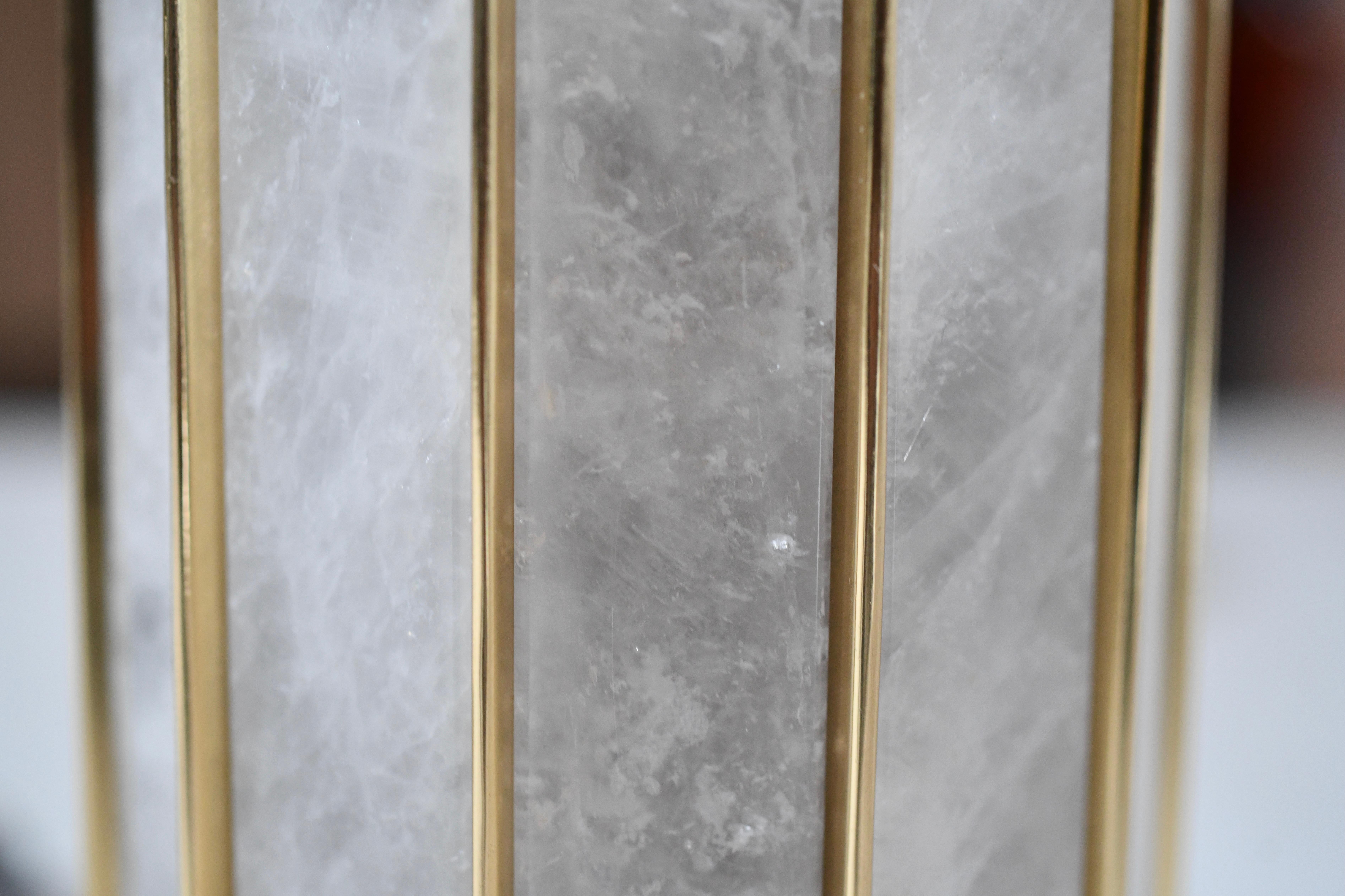 Paire de lampes en cristal de roche avec support en laiton poli. Créé par Phoenix Gallery, NYC. Chaque lampe a installé deux douilles. Jusqu'au sommet du cristal de roche : 12 pouces. Abat-jour non compris. Dimensions et finitions personnalisées sur