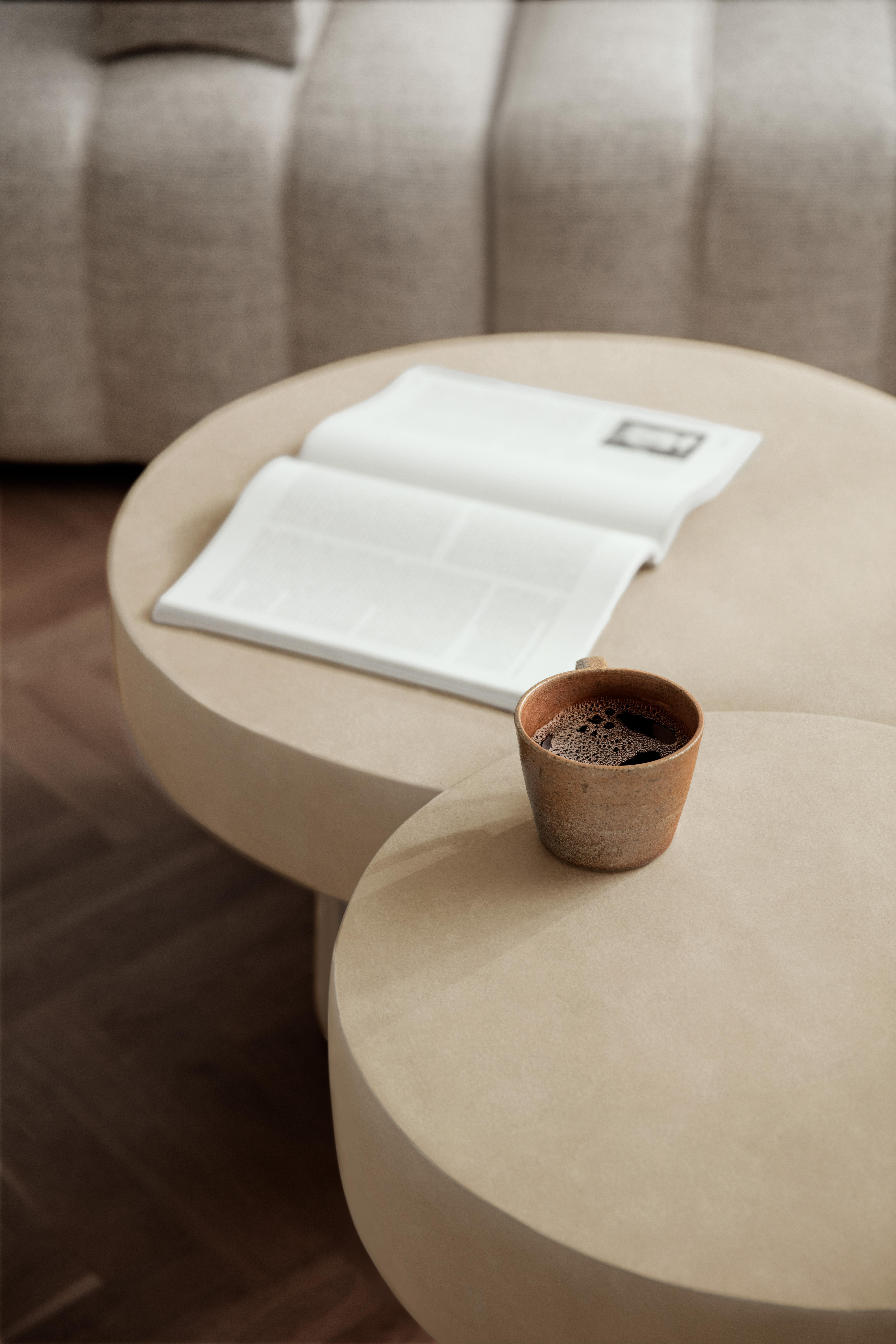 Tables d'engrenages
par Kristian Hansen & Tommy Hyldahl

Gear est une collection de tables basses sculpturales, inspirées des colonnes de la Grèce antique. Gear est conçu comme une structure simplifiée en forme de bloc avec trois pieds rifflés,