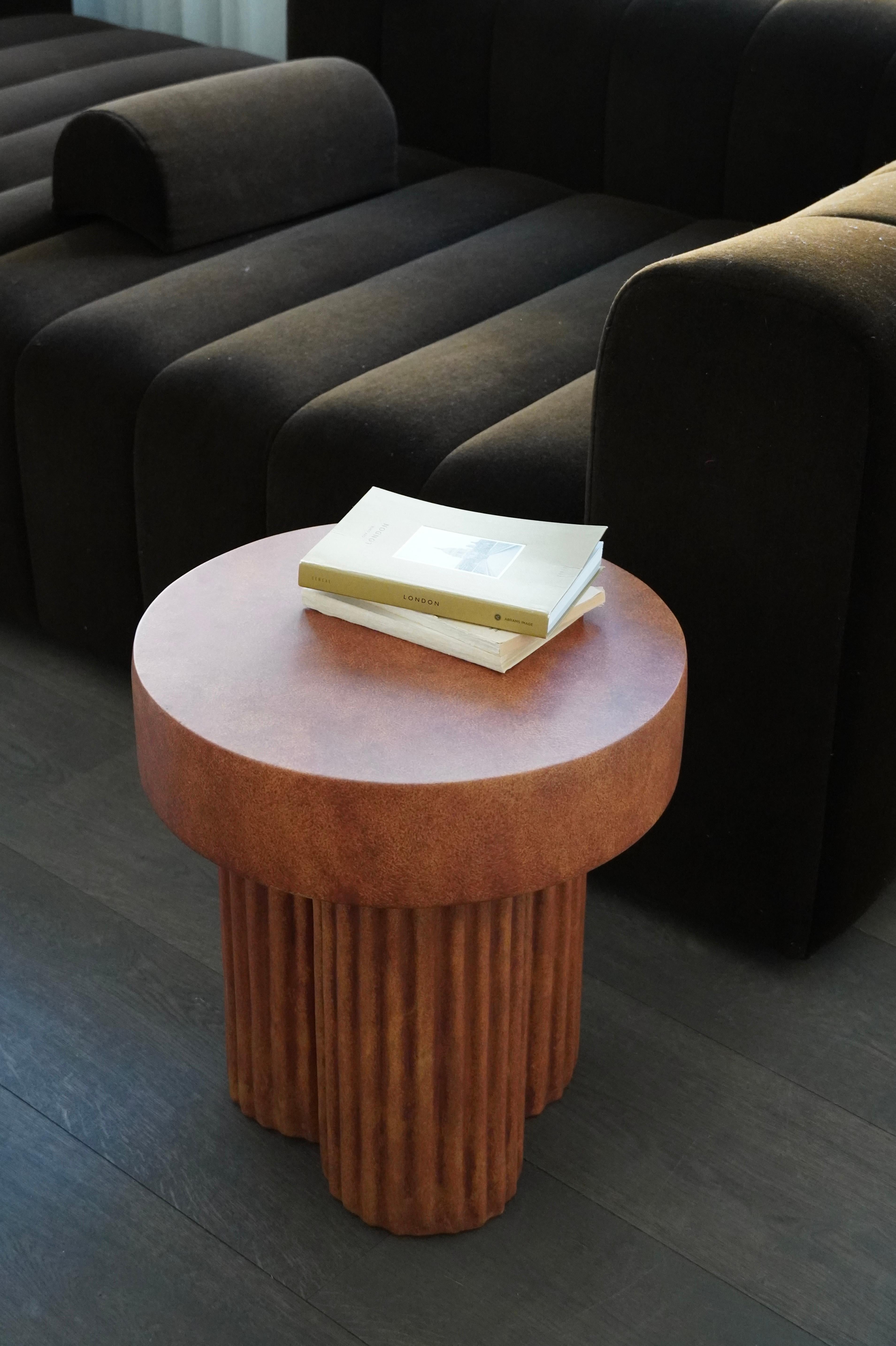 Tableaux d'engrenages
par Kristian Hansen & Tommy Hyldahl

Gear est une collection de tables basses sculpturales, inspirées des colonnes de la Grèce antique. Gear est conçu comme une structure simplifiée en forme de bloc avec trois pieds rifflés,
