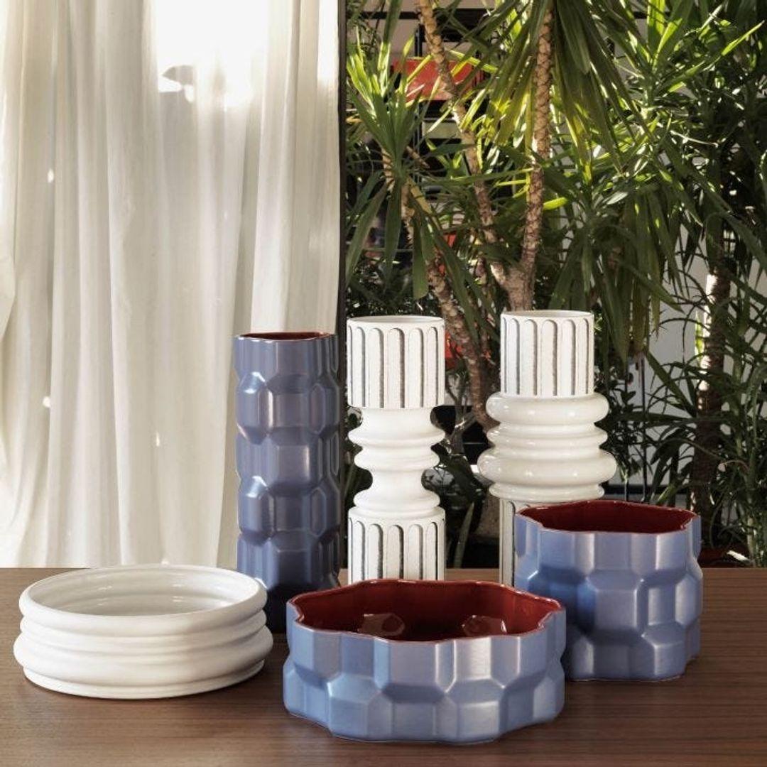 As its name indicates, the Gear vase collection is inspired by the geometry of gears.The shape is formed by teeth and pitches that alternate vertically as well as horizontally.When set side by side, vases of different sizes interlock like