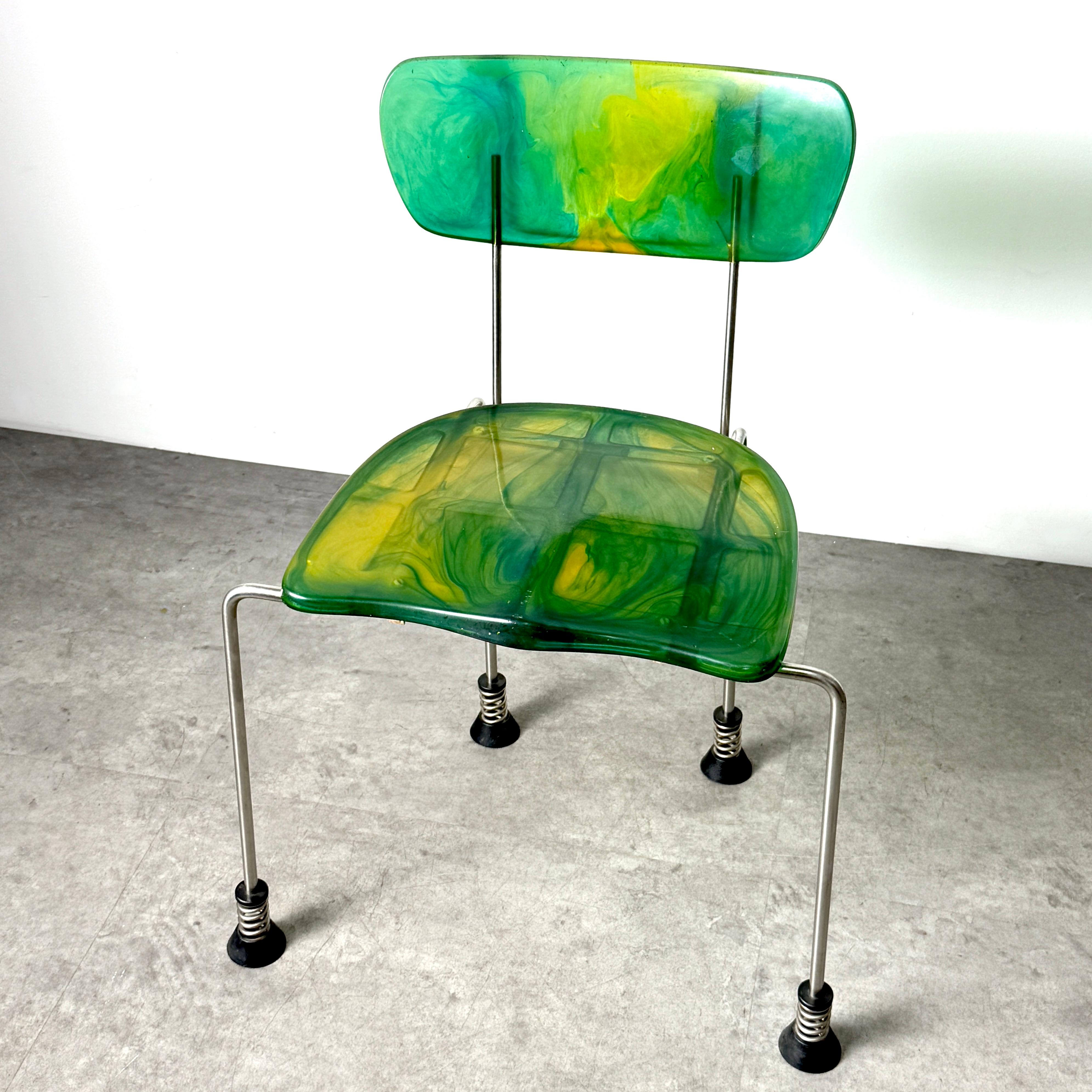 Fauteuil Broadway modèle 543 conçu par Gaetano Pesce pour Bernini en 1993.

La production est limitée et chaque chaise est unique. Cet exemplaire est disponible dans un coloris vert et jaune tourbillonnant.

Assise et dossier en résine moulée sur