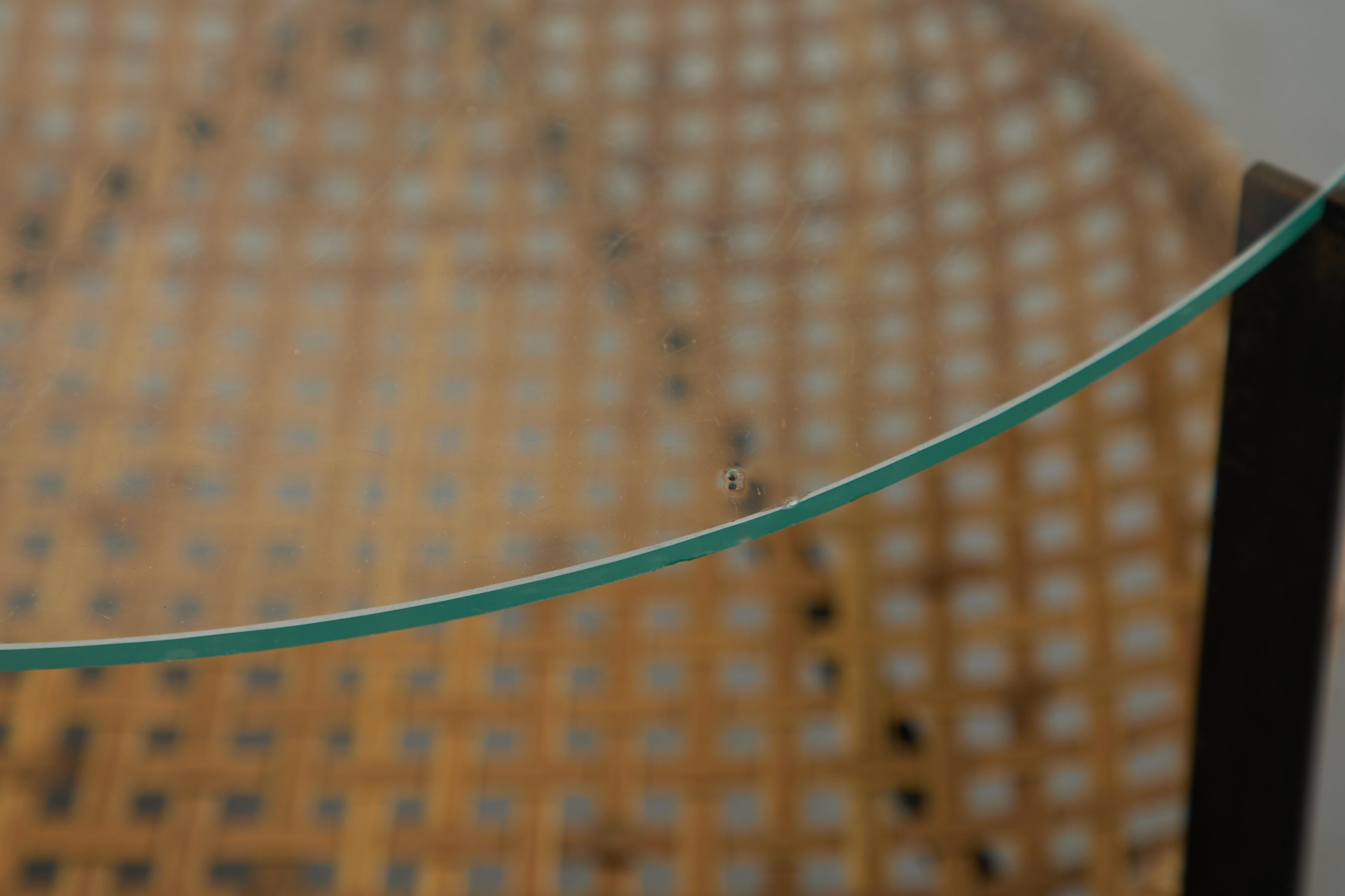 Gebr. Jonkers (attr) Table basse moderniste en verre avec panier en rotin en vente 2