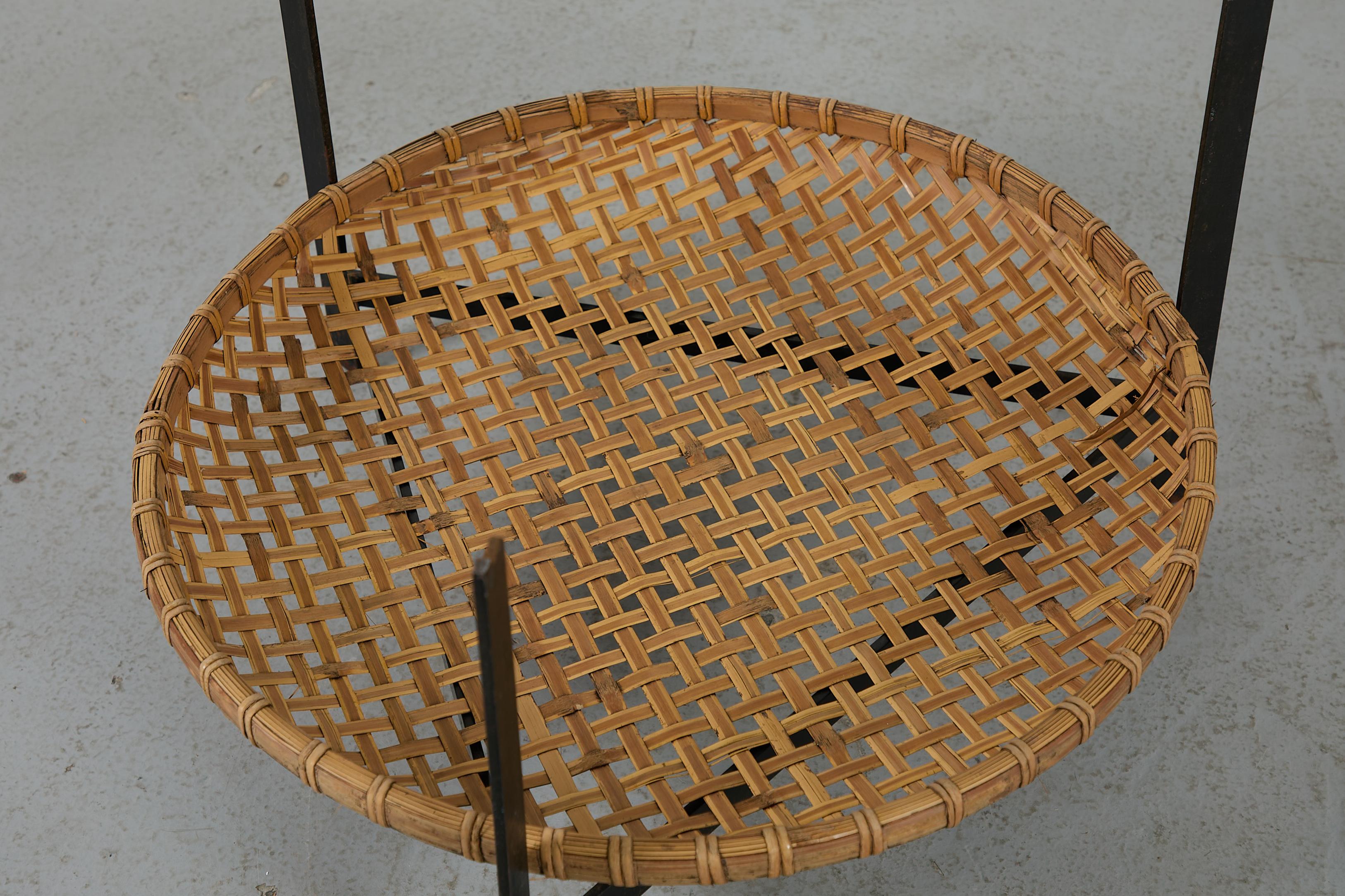 Gebr. Jonkers (attr) Table basse moderniste en verre avec panier en rotin en vente 5