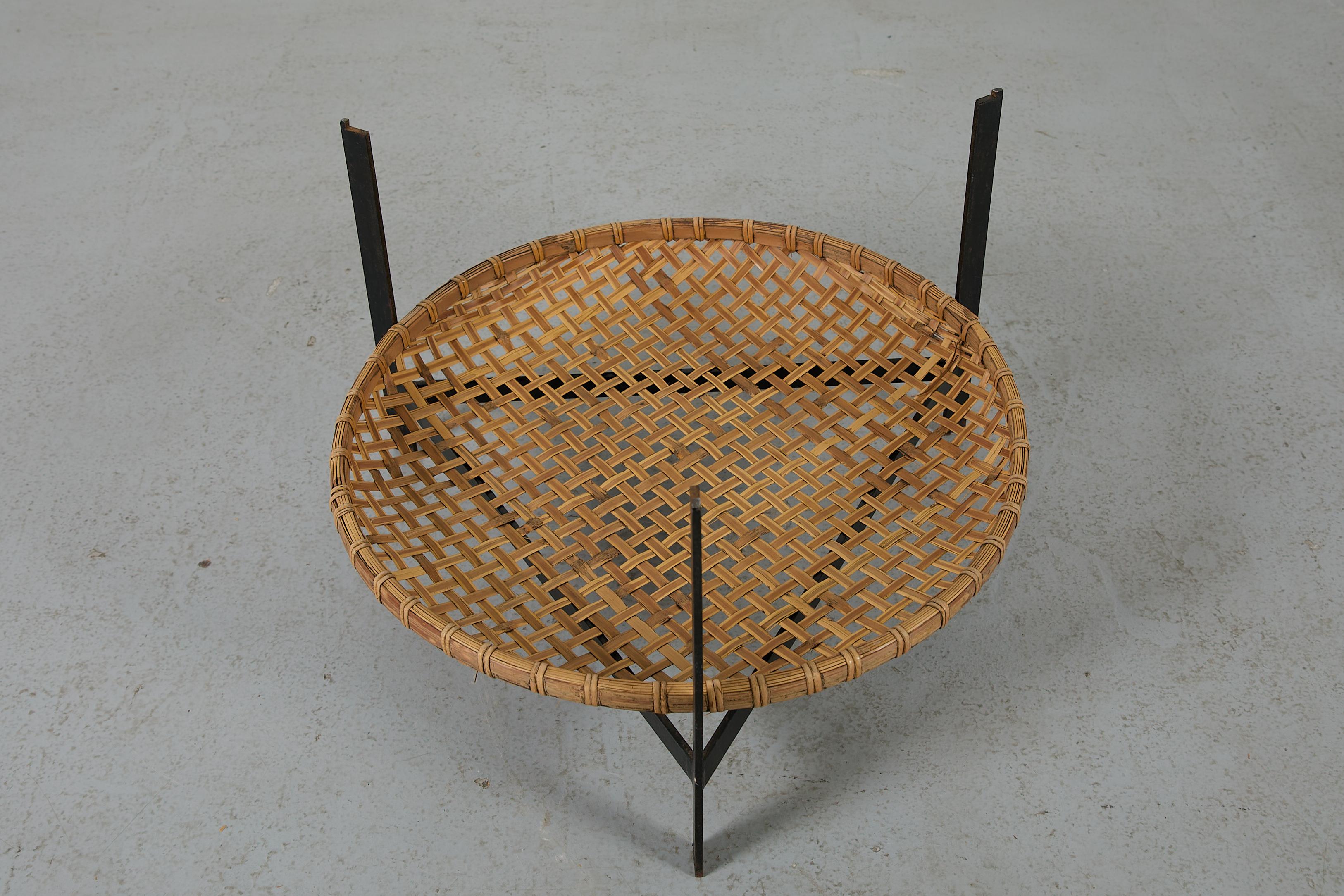 Gebr. Jonkers (attr) Table basse moderniste en verre avec panier en rotin en vente 6