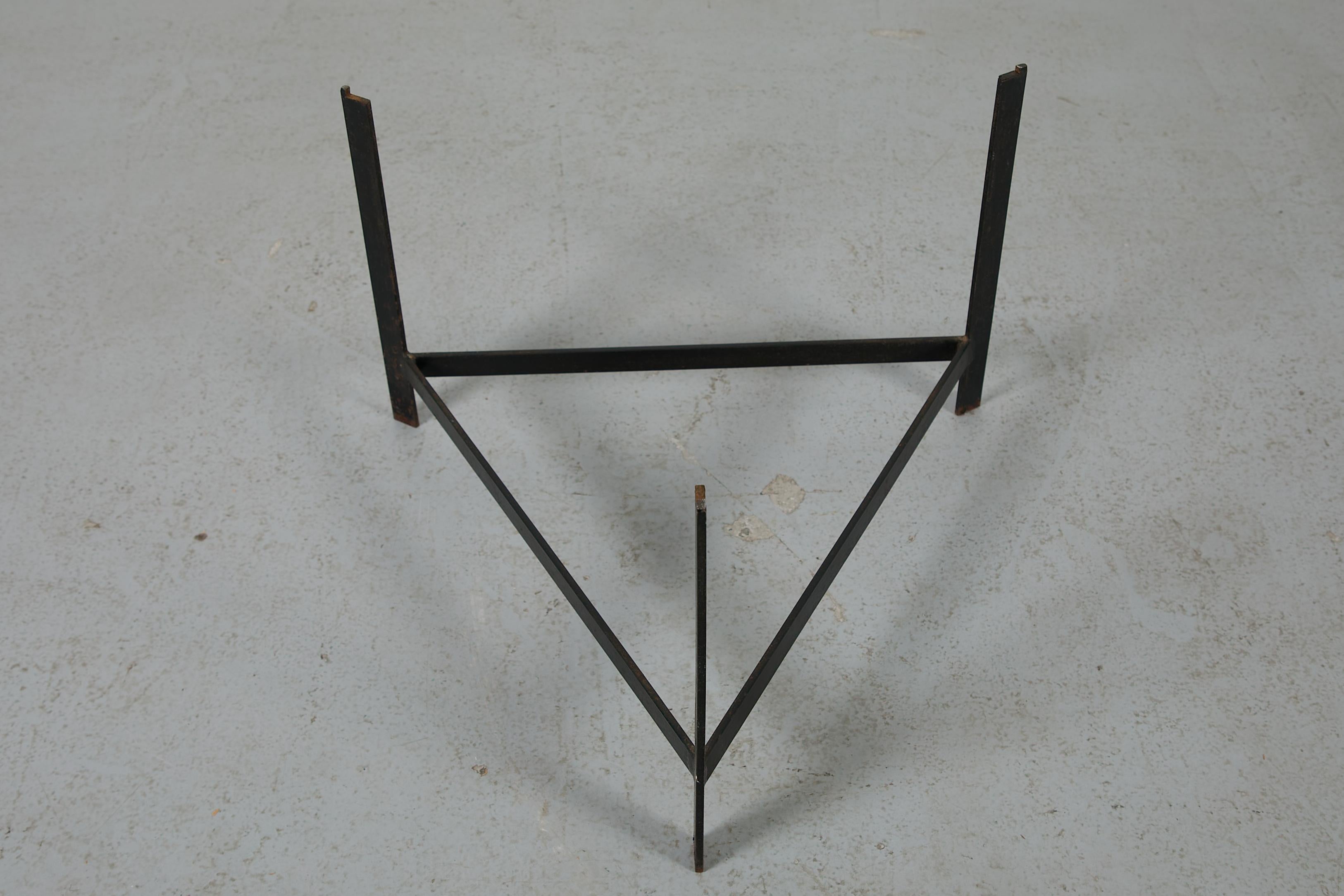 Gebr. Jonkers (attr) Table basse moderniste en verre avec panier en rotin en vente 7