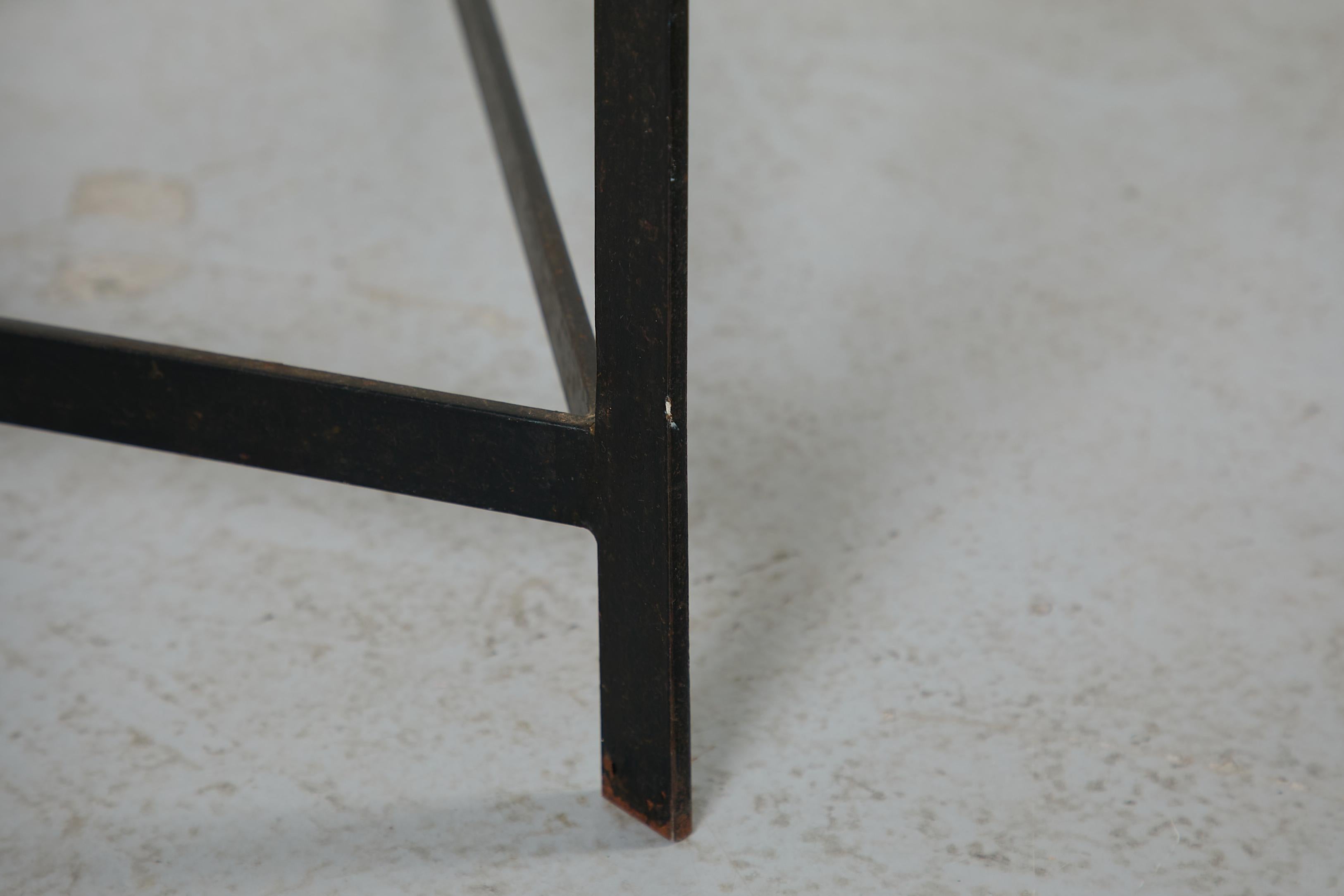 Gebr. Jonkers (attr) Table basse moderniste en verre avec panier en rotin en vente 8