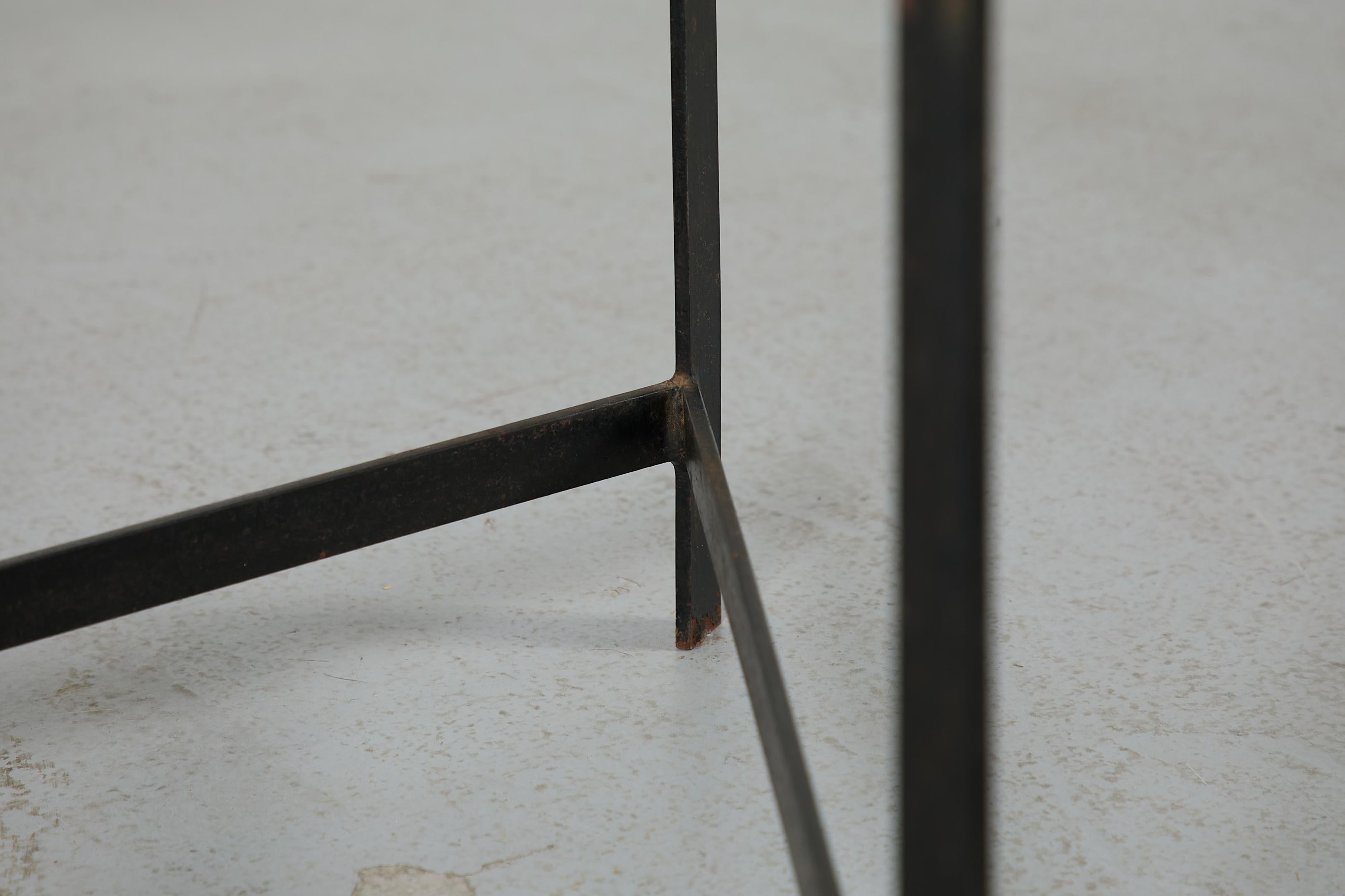 Gebr. Jonkers (attr) Table basse moderniste en verre avec panier en rotin en vente 9