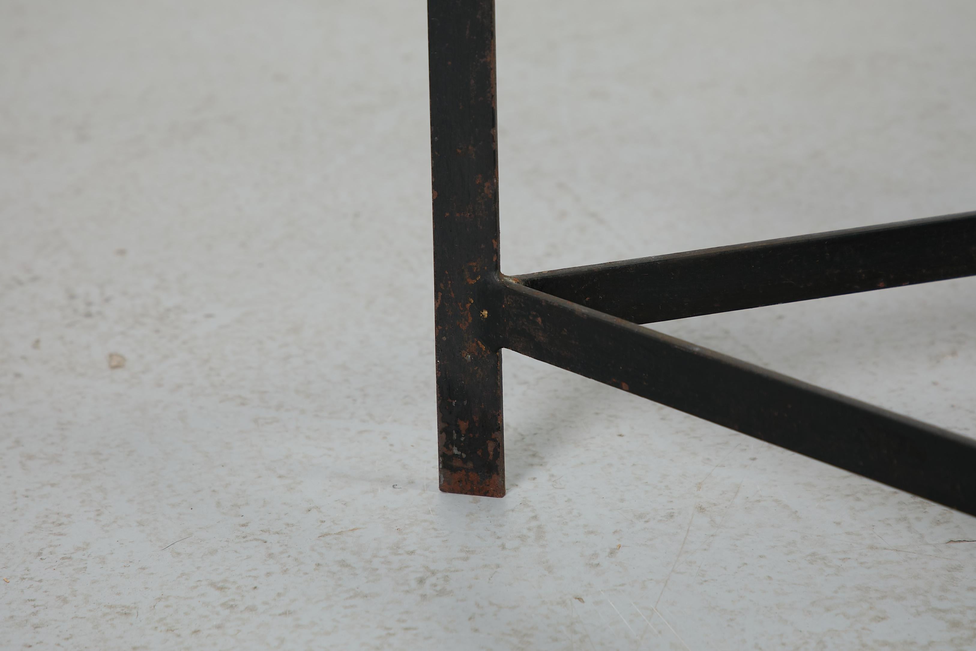 Gebr. Jonkers (attr) Table basse moderniste en verre avec panier en rotin en vente 10