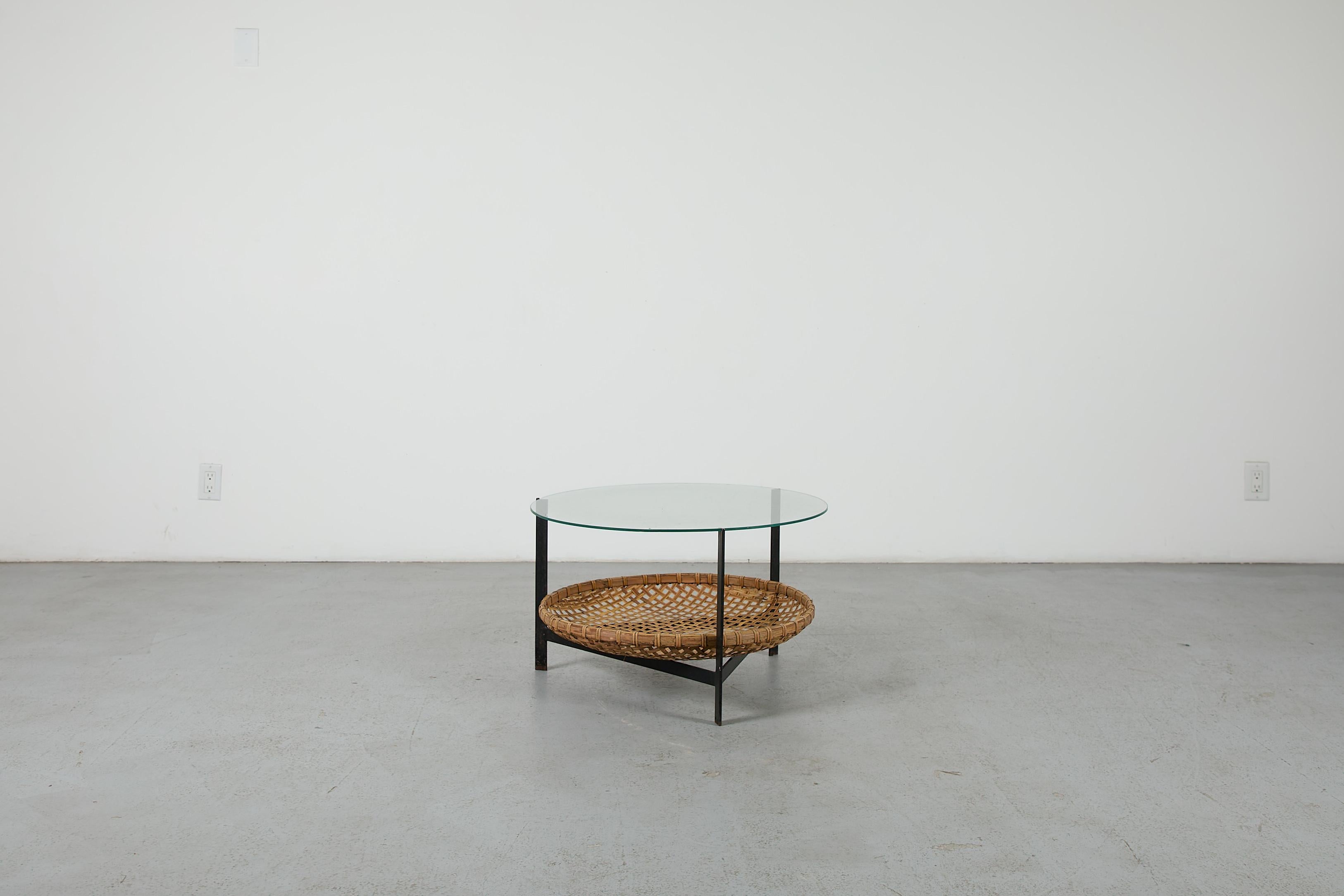 Mid-Century Modern Gebr. Jonkers (attr) Table basse moderniste en verre avec panier en rotin en vente