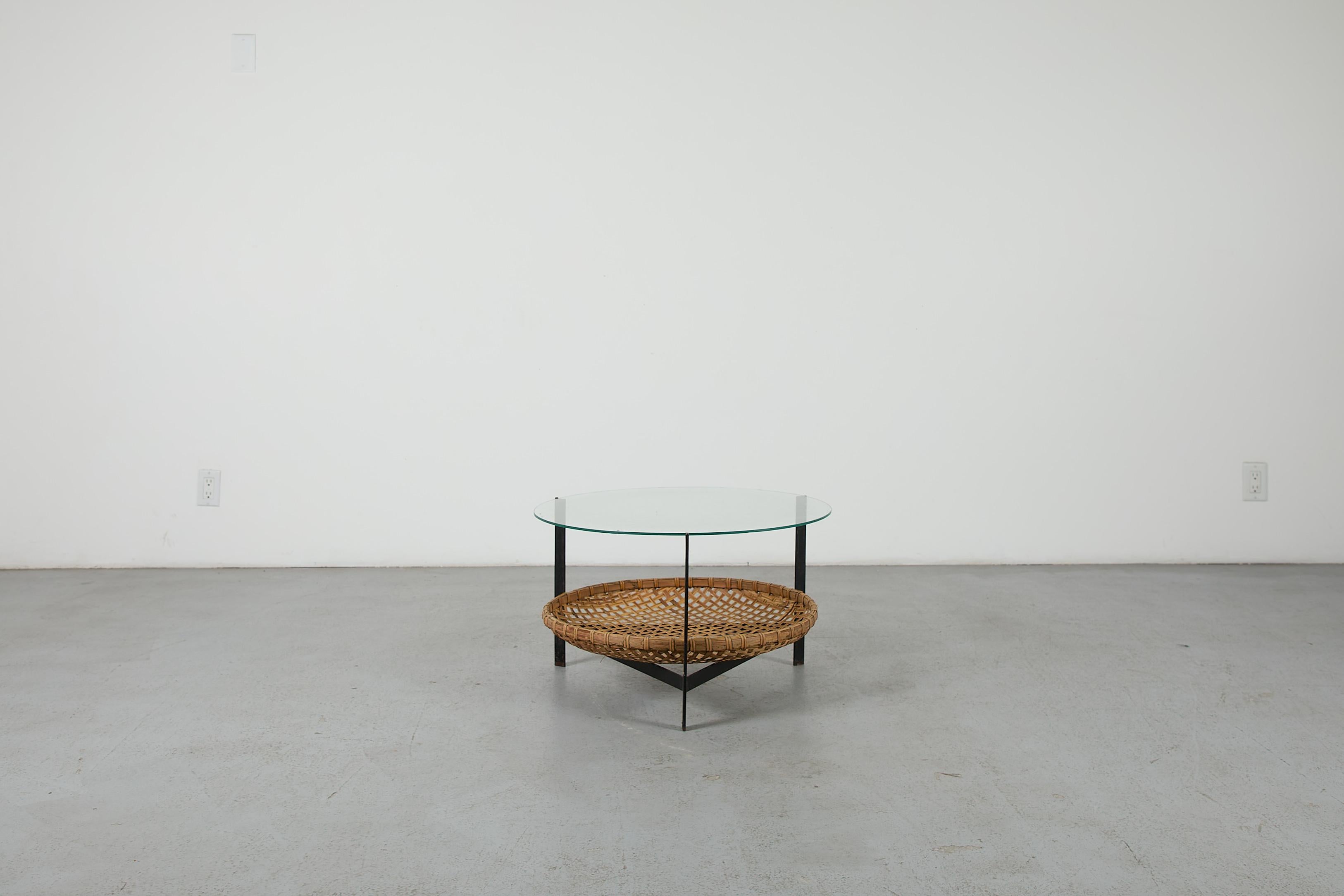 Néerlandais Gebr. Jonkers (attr) Table basse moderniste en verre avec panier en rotin en vente