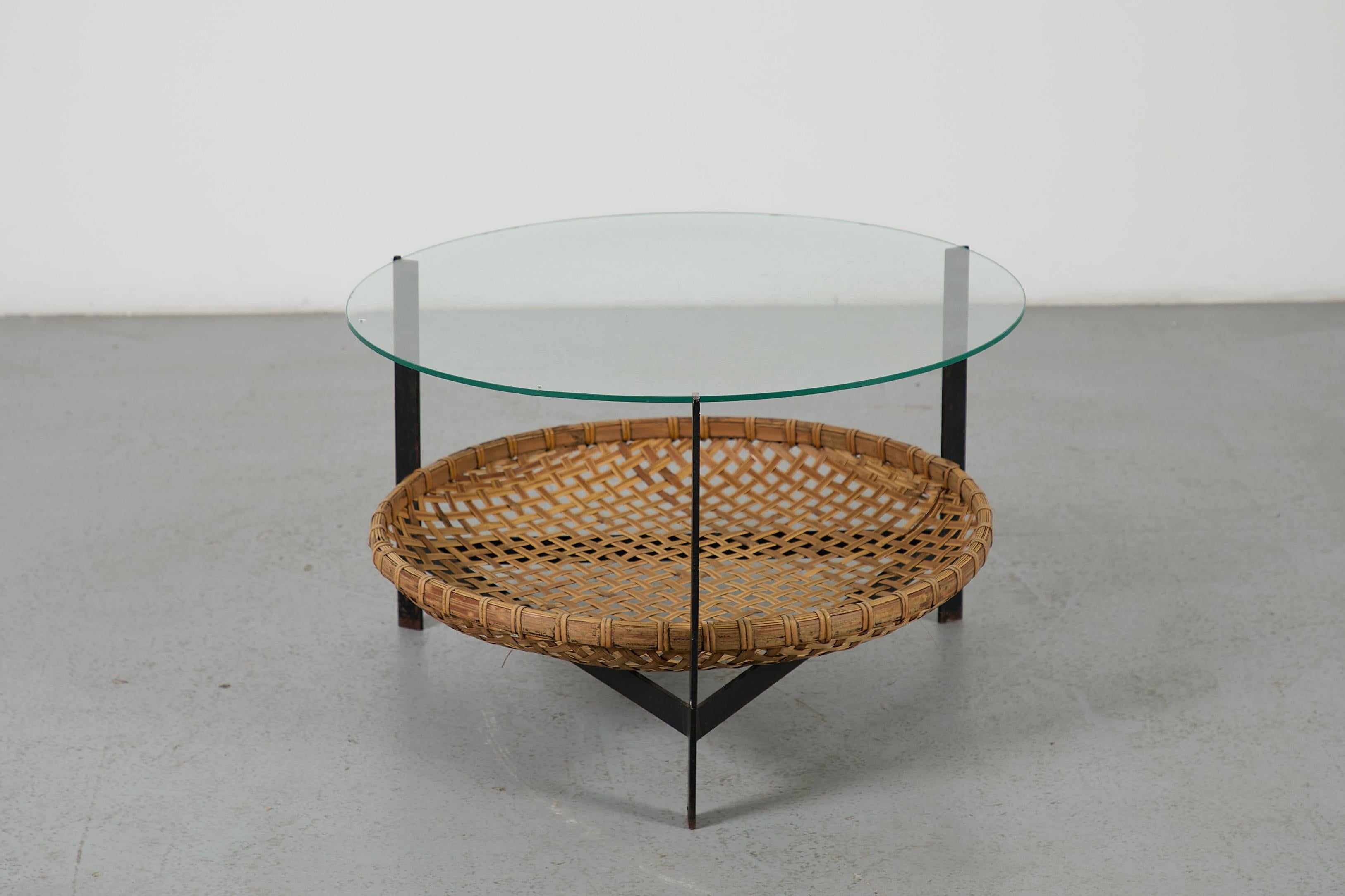 Émaillé Gebr. Jonkers (attr) Table basse moderniste en verre avec panier en rotin en vente