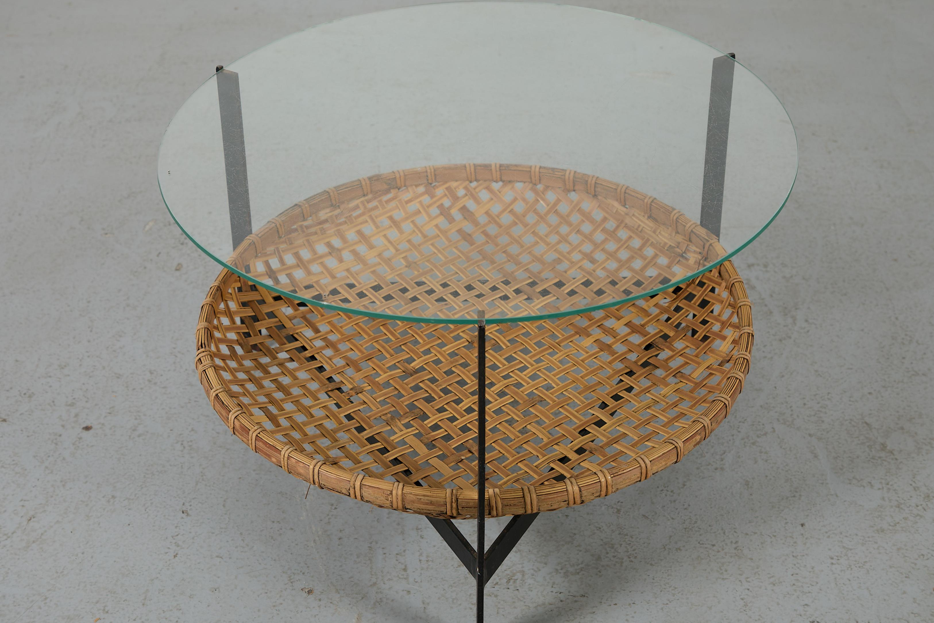 Gebr. Jonkers (attr) Table basse moderniste en verre avec panier en rotin Bon état - En vente à Los Angeles, CA