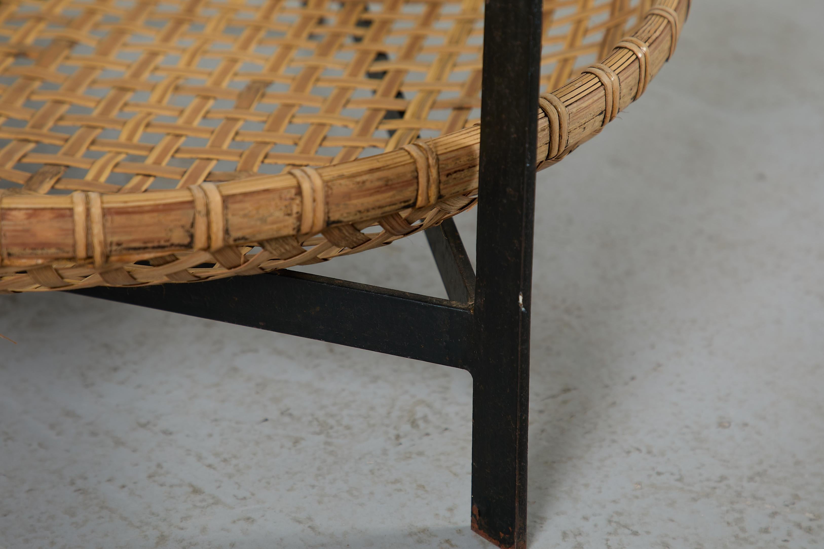 Milieu du XXe siècle Gebr. Jonkers (attr) Table basse moderniste en verre avec panier en rotin en vente