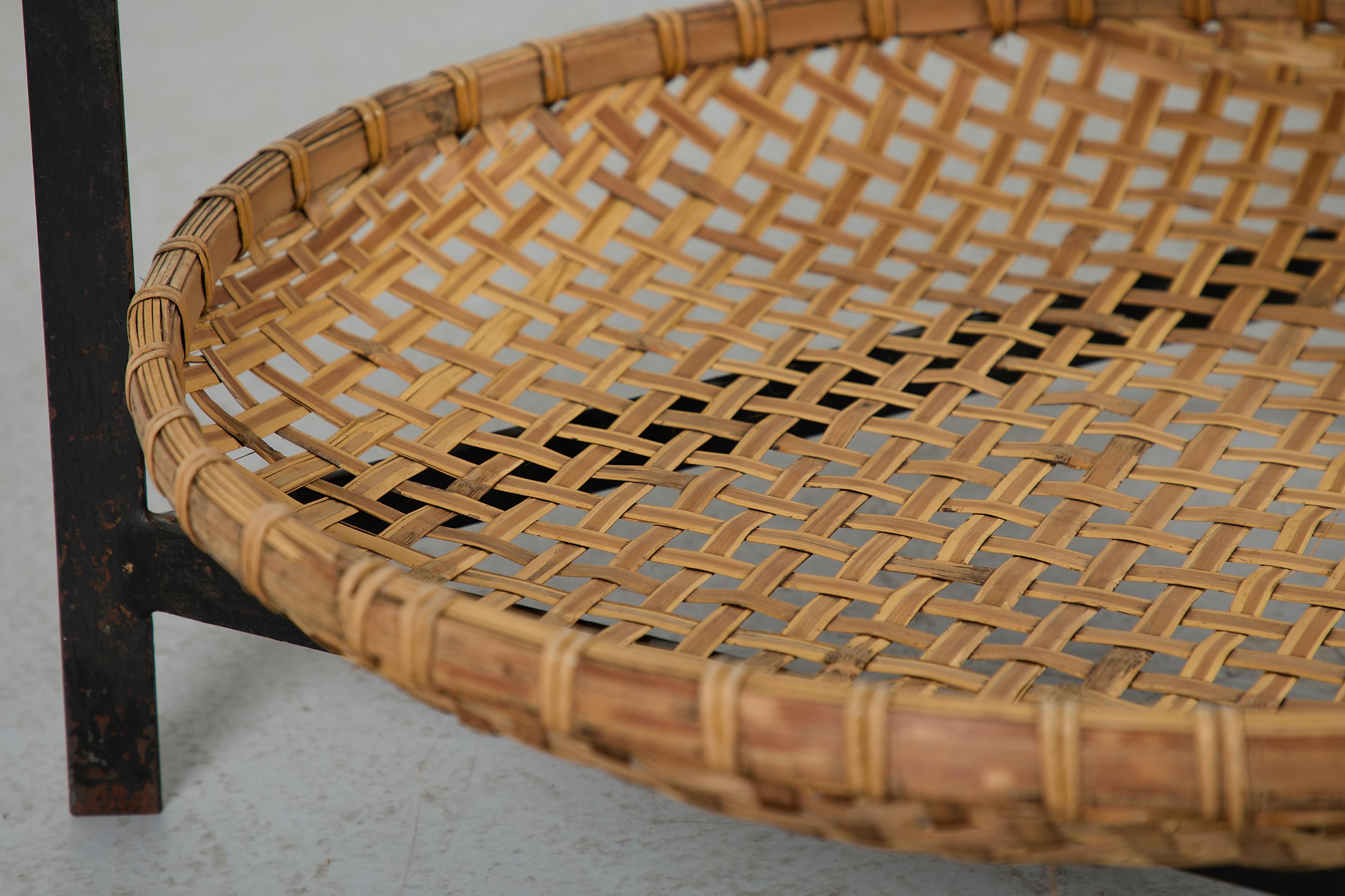 Acier Gebr. Jonkers (attr) Table basse moderniste en verre avec panier en rotin en vente