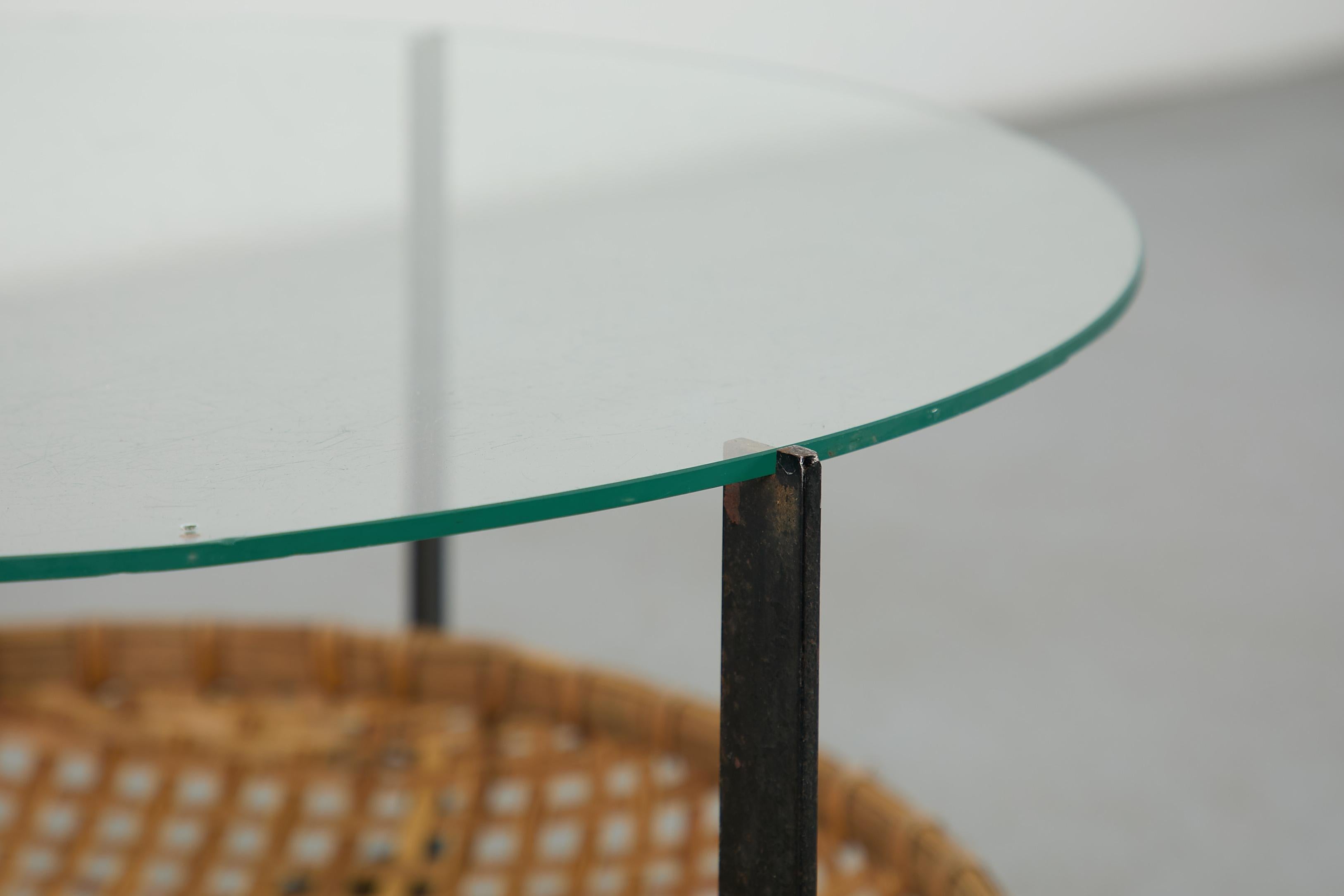 Gebr. Jonkers (attr) Table basse moderniste en verre avec panier en rotin en vente 1