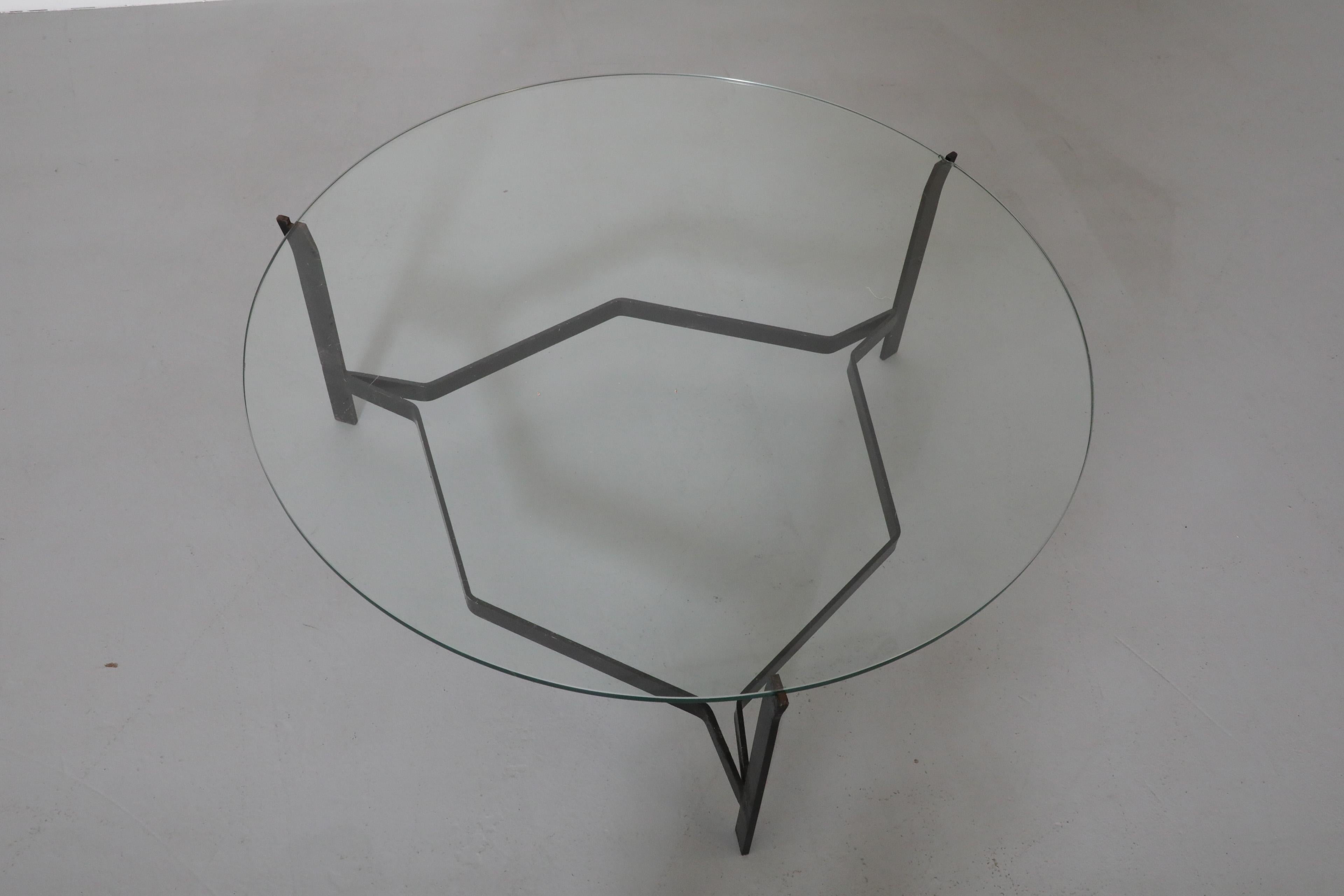 Gebr. Jonkers Modernist Glass Coffee Table with White Basket For Sale 4