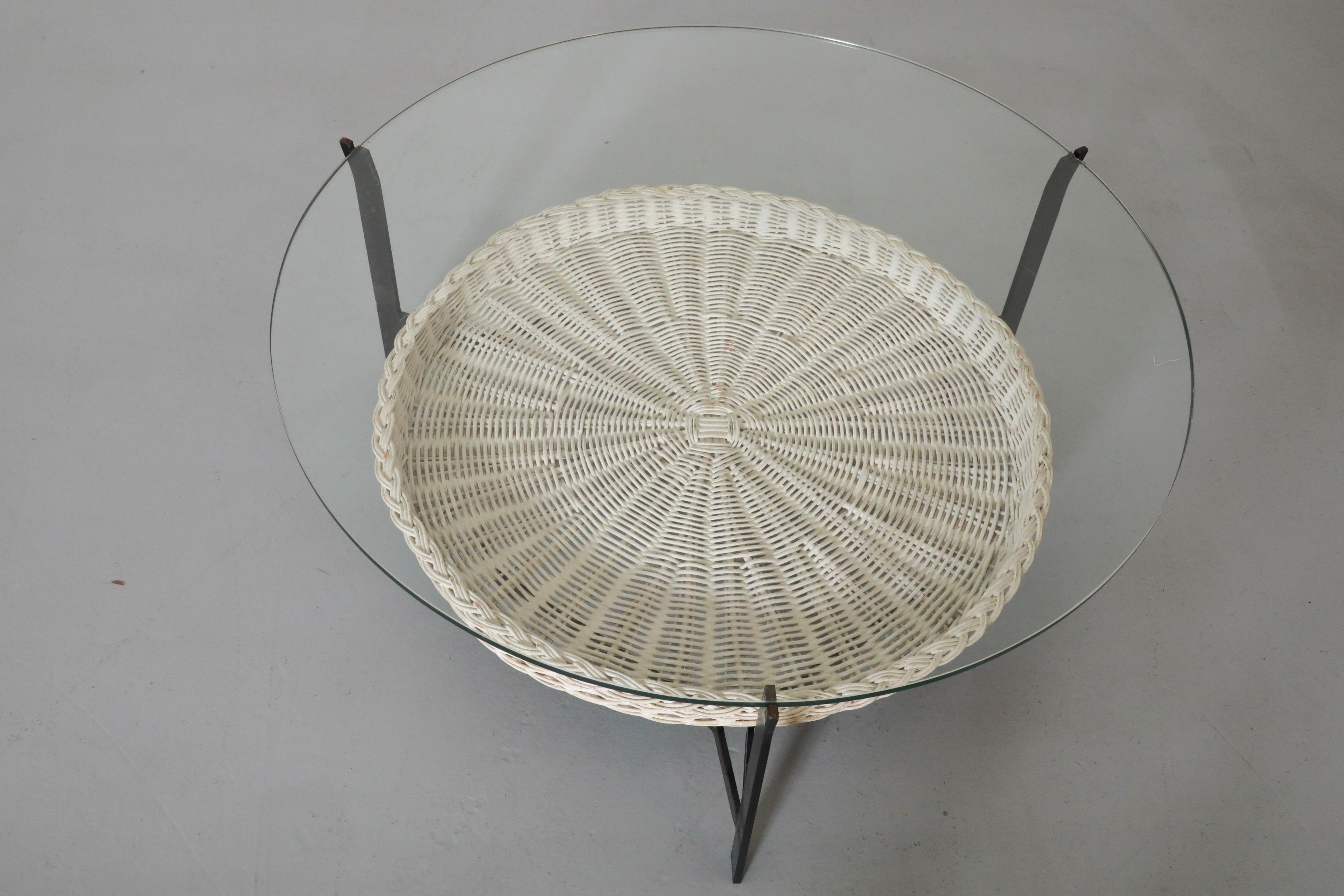 Gebr. Jonkers Modernist Glass Coffee Table with White Basket In Good Condition For Sale In Los Angeles, CA