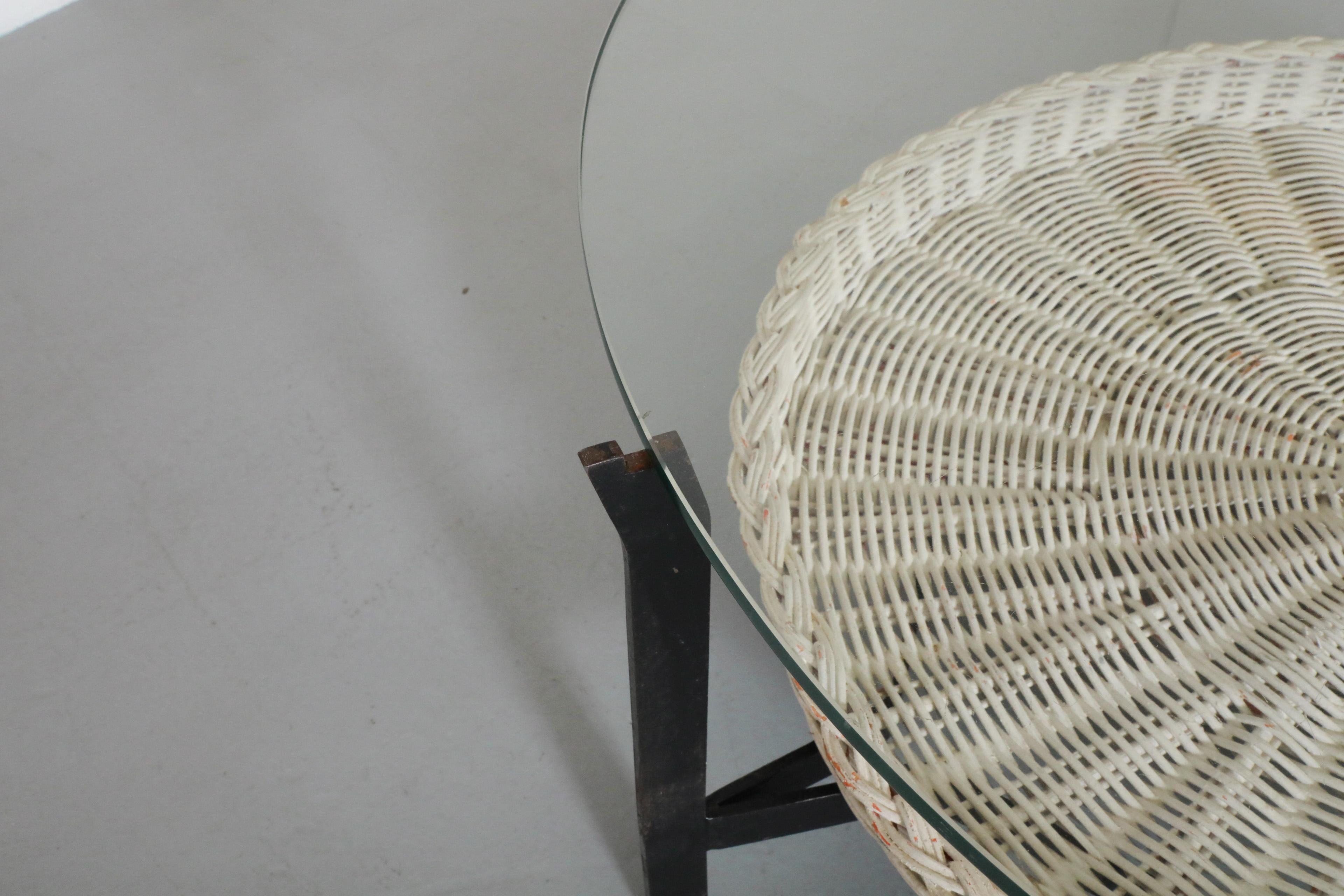 Milieu du XXe siècle Gebr. Table basse moderniste Jonkers avec panier blanc en vente