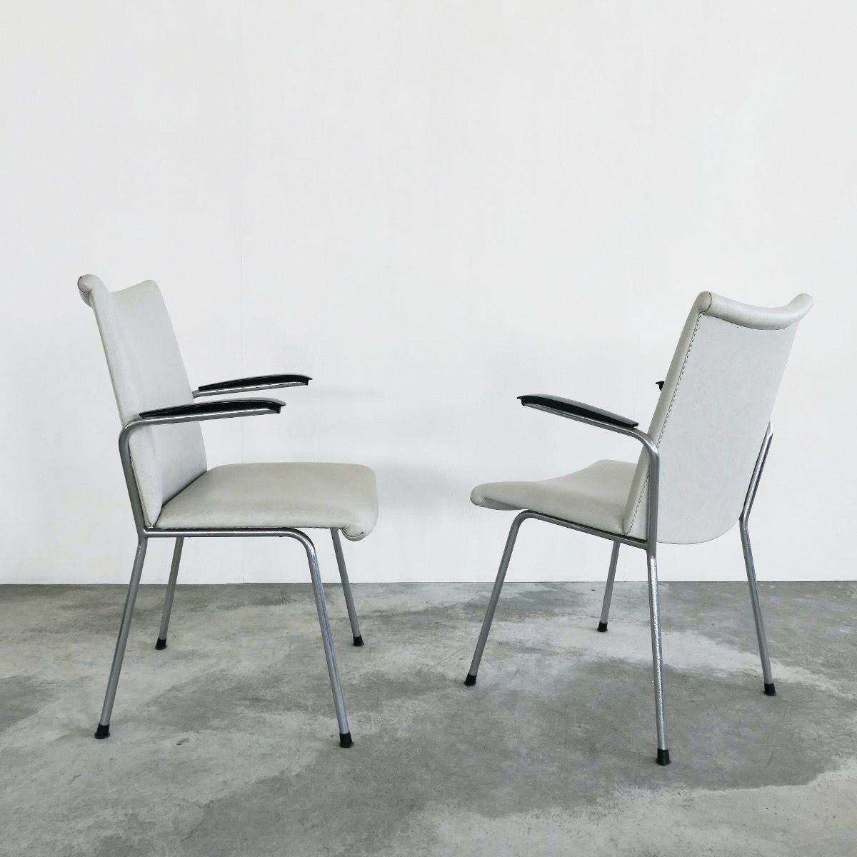 Paar Sessel von Gebroeders De Wit. Schiedam, Niederlande, 1960er Jahre.

Ein Paar weiße Sessel aus Kunstleder von Gebroeders De Wit aus den Niederlanden. Auf den ersten Blick sieht man ein einfaches Design aus den sechziger Jahren, aber wenn Sie