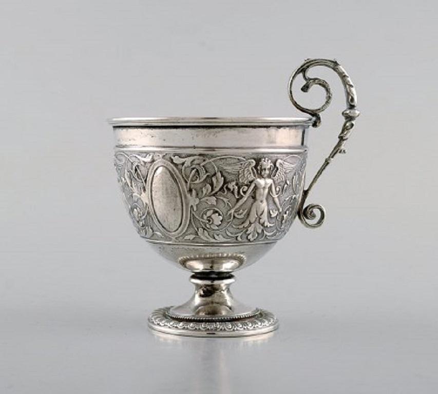 Gebrüder Friedländer, Berlin. Antique coffee cup with saucer in silver 800, with classicist motifs. 19th century.
The cup measures: 10 x 9 cm.
The saucer measures: 13 cm.
Stamped.
In very good condition.