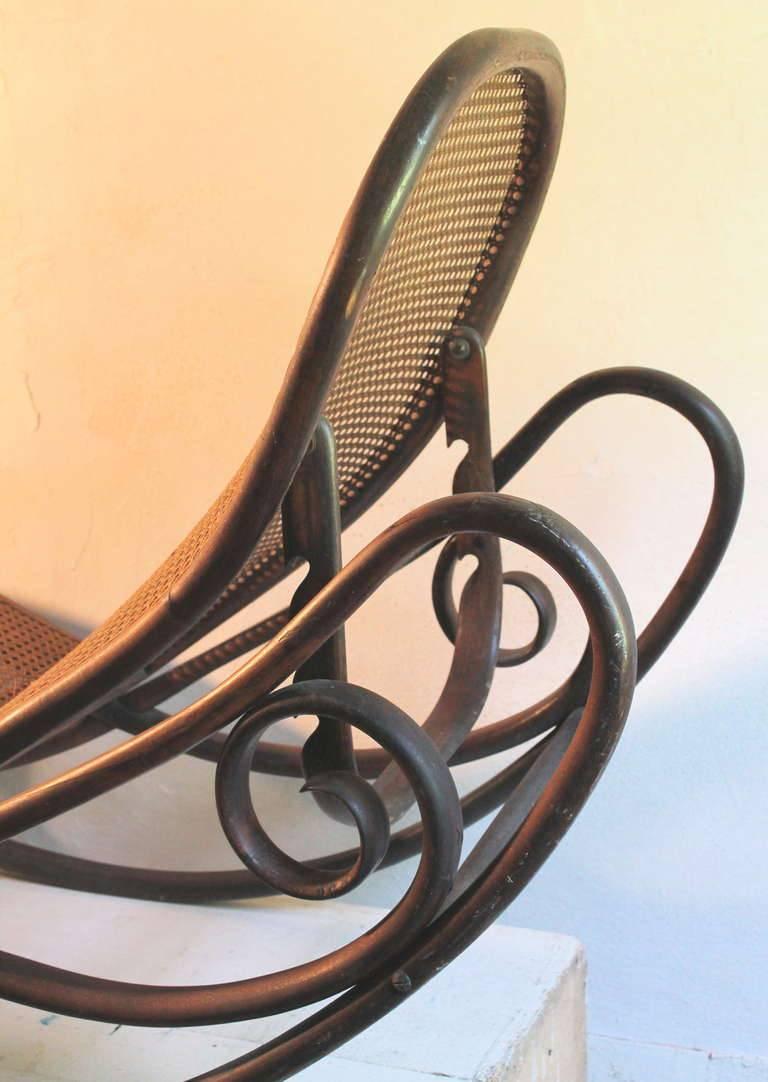 Art nouveau Chaise longue à bascule en bois cintré Gebruder Thonet, 1880-1883 en vente