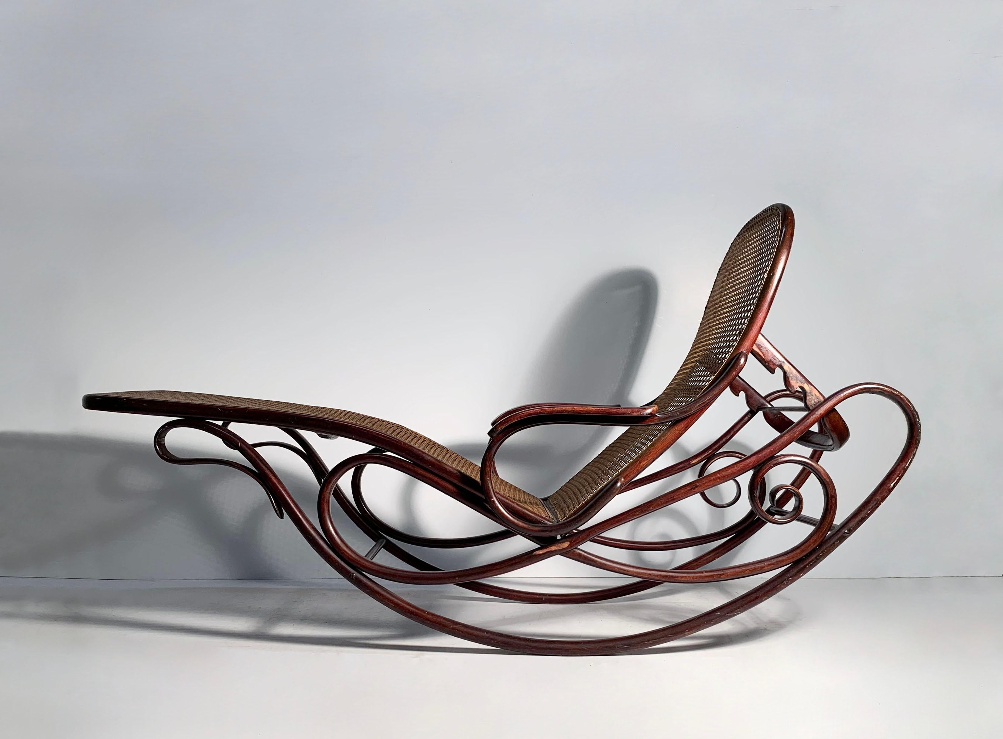 Art nouveau Gebruder Thonet Bentwood Rocking Chaise Lounge Chair en vente