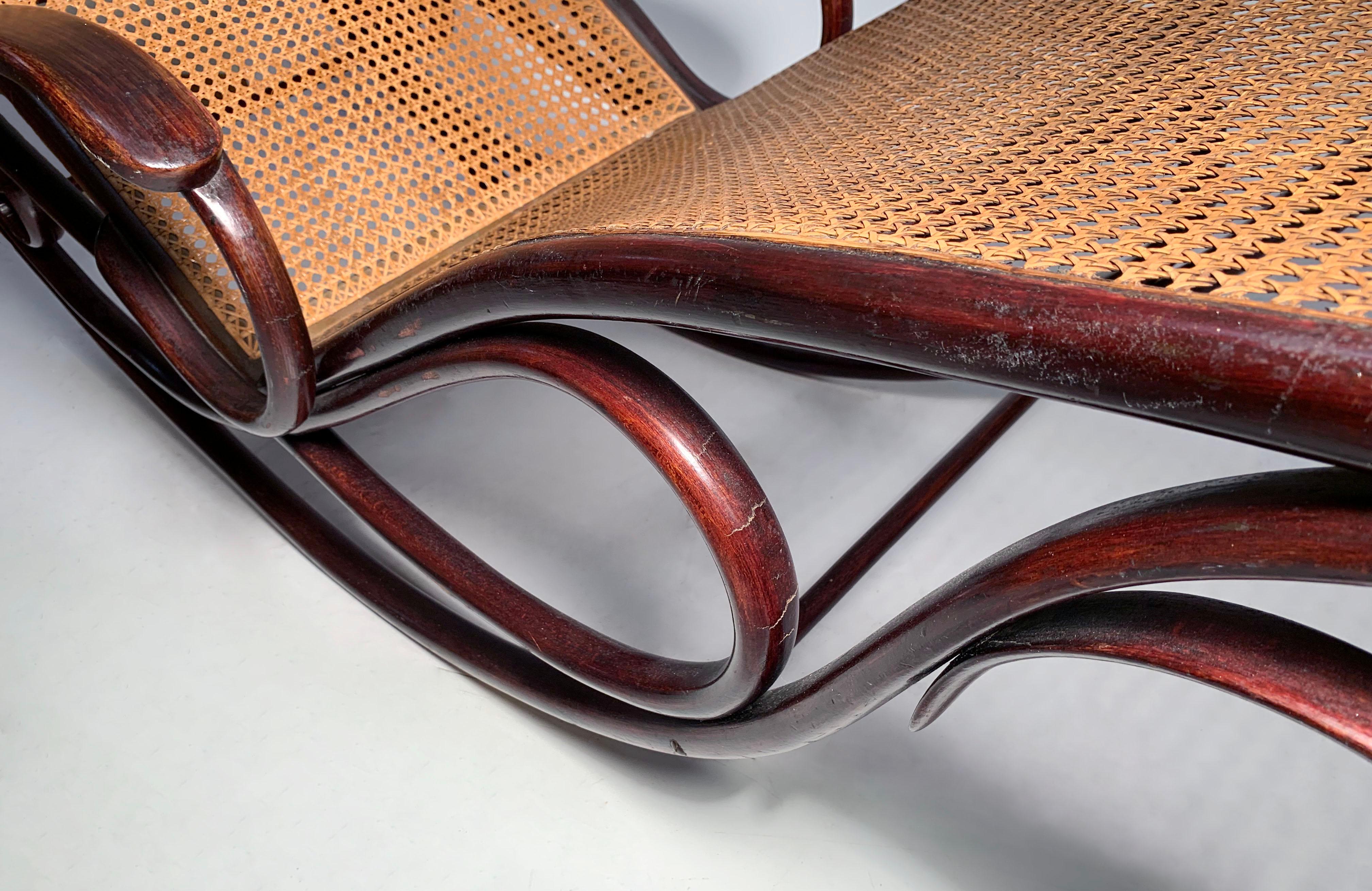 20ième siècle Gebruder Thonet Bentwood Rocking Chaise Lounge Chair en vente