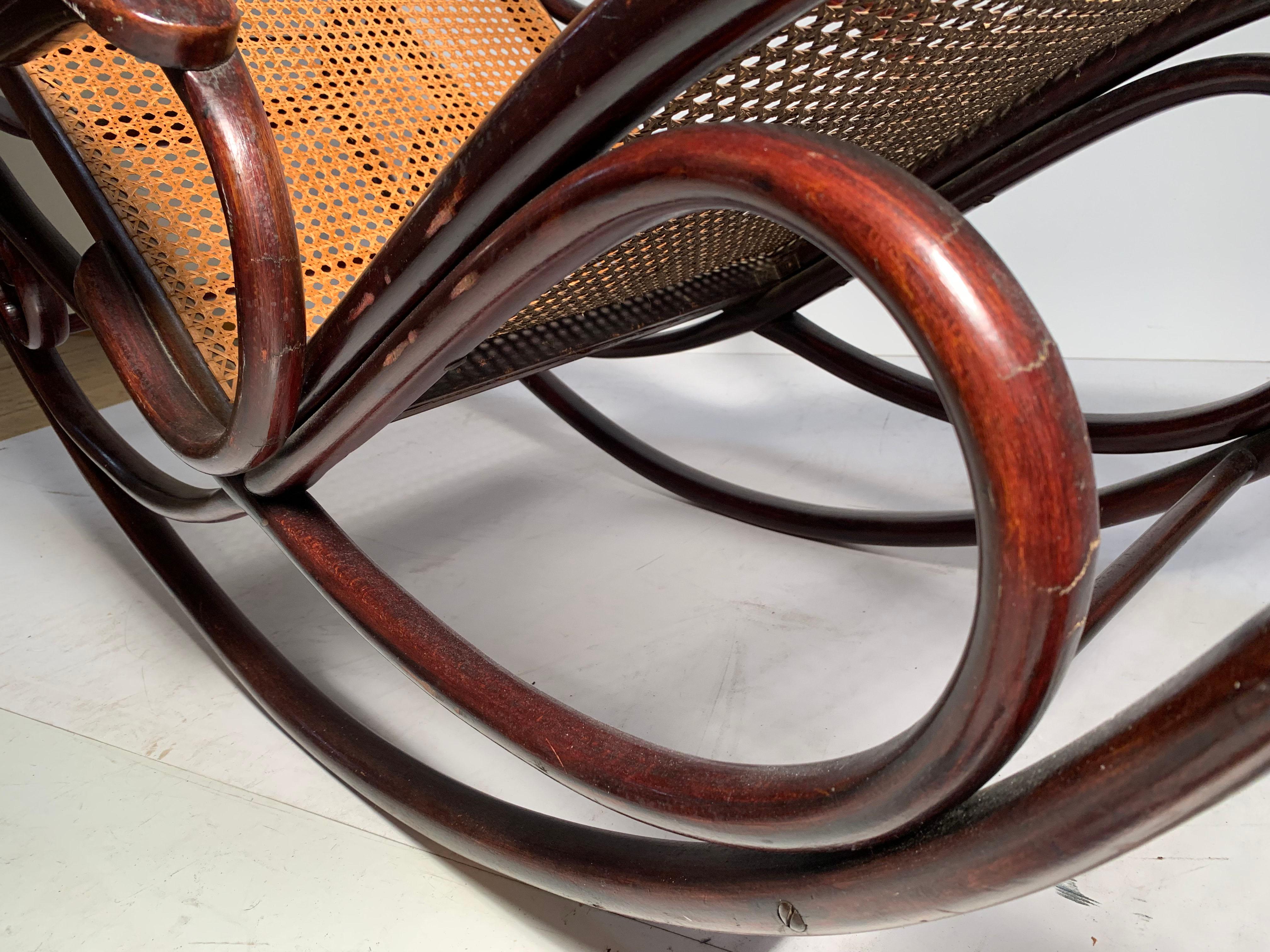 Bois Gebruder Thonet Bentwood Rocking Chaise Lounge Chair en vente