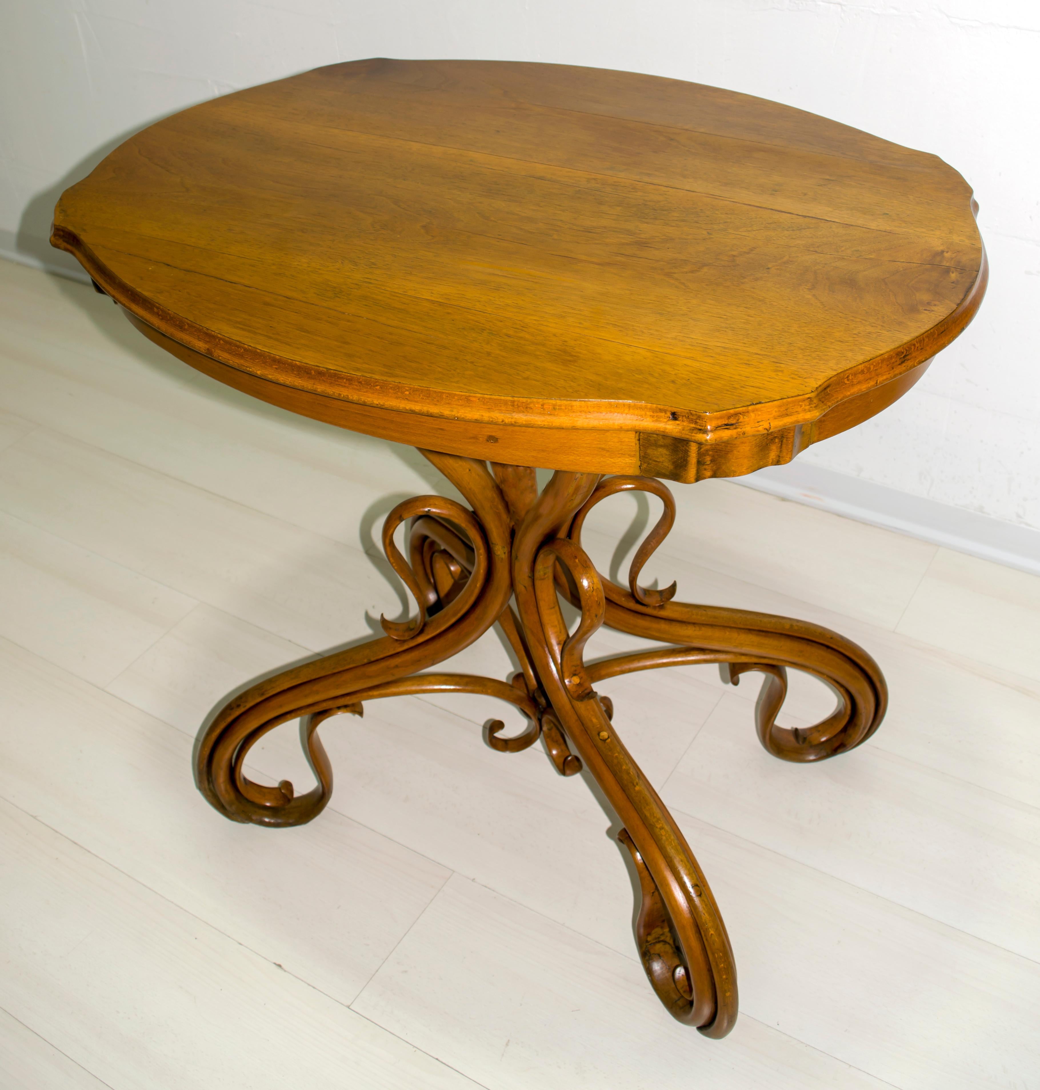 Gebrüder Thonet Thonet coffee table No.1, top in beechwood, curved solid wood, walnut veneer. Vienna, 1880

