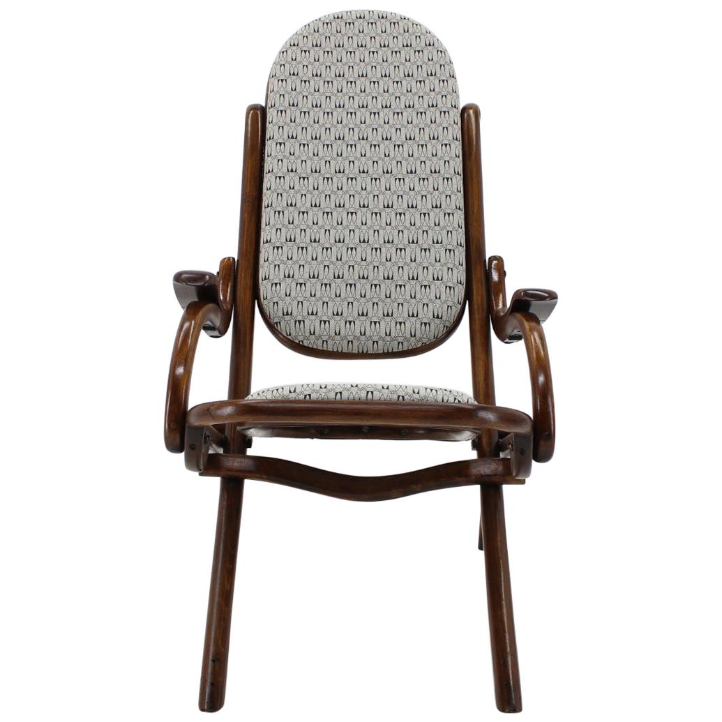 Manufactured in Austria by the Gebrüder Thonet company. 
First view of the chair is in the sales catalog from 1867. 
Newly reupholstered and finished with shellac.