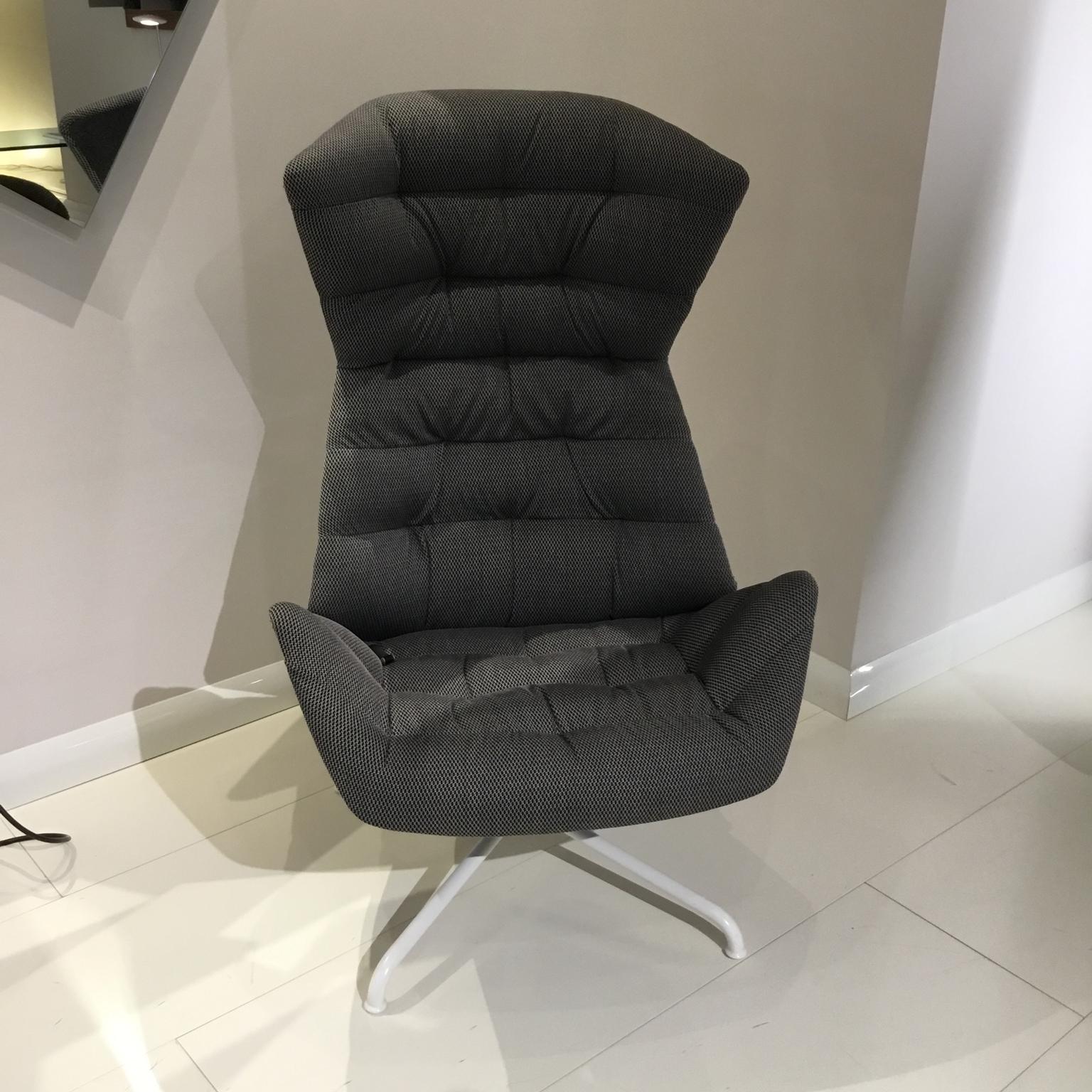 With the range 808, Munich based design studio Formstelle has created a lounge chair that combines maximum comfort with numerous possibilities for individualization. The lounge chair 808 plays with the contrast between a protective shell and an